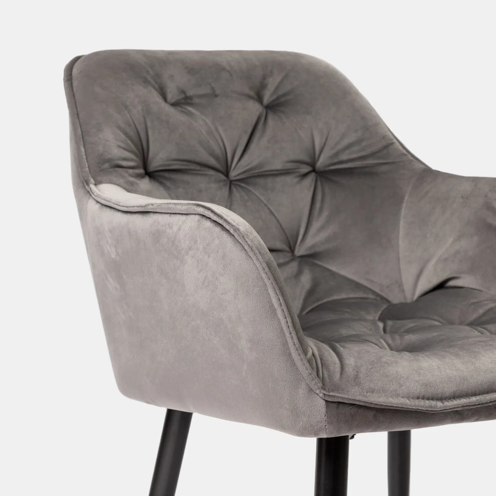 Poltrona in velluto trapuntato grigio scuro con gambe in metallo nero - Sulis