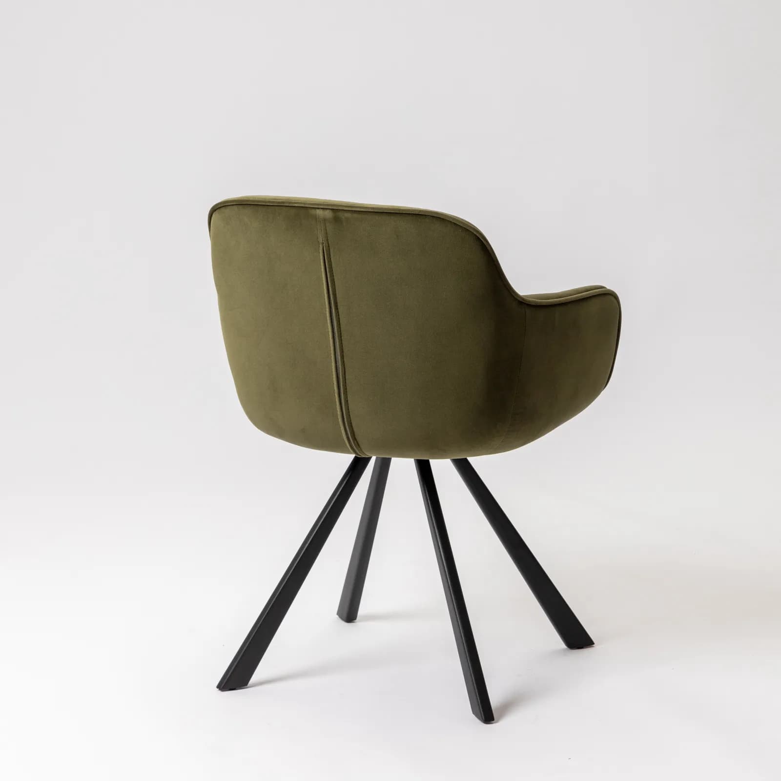 Poltrona in velluto verde oliva con gambe a trespolo in metallo nero - Dorotea