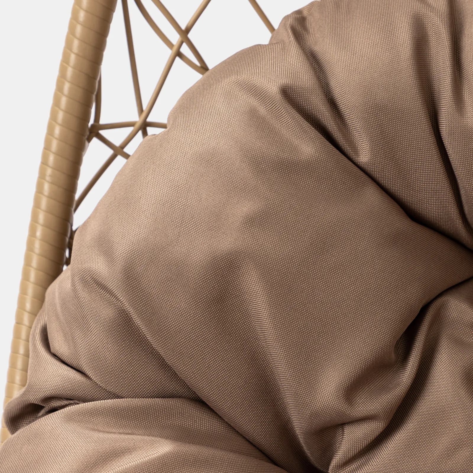 Poltrona sospesa in polyrattan nocciola con cuscino marrone e supporto - Orba