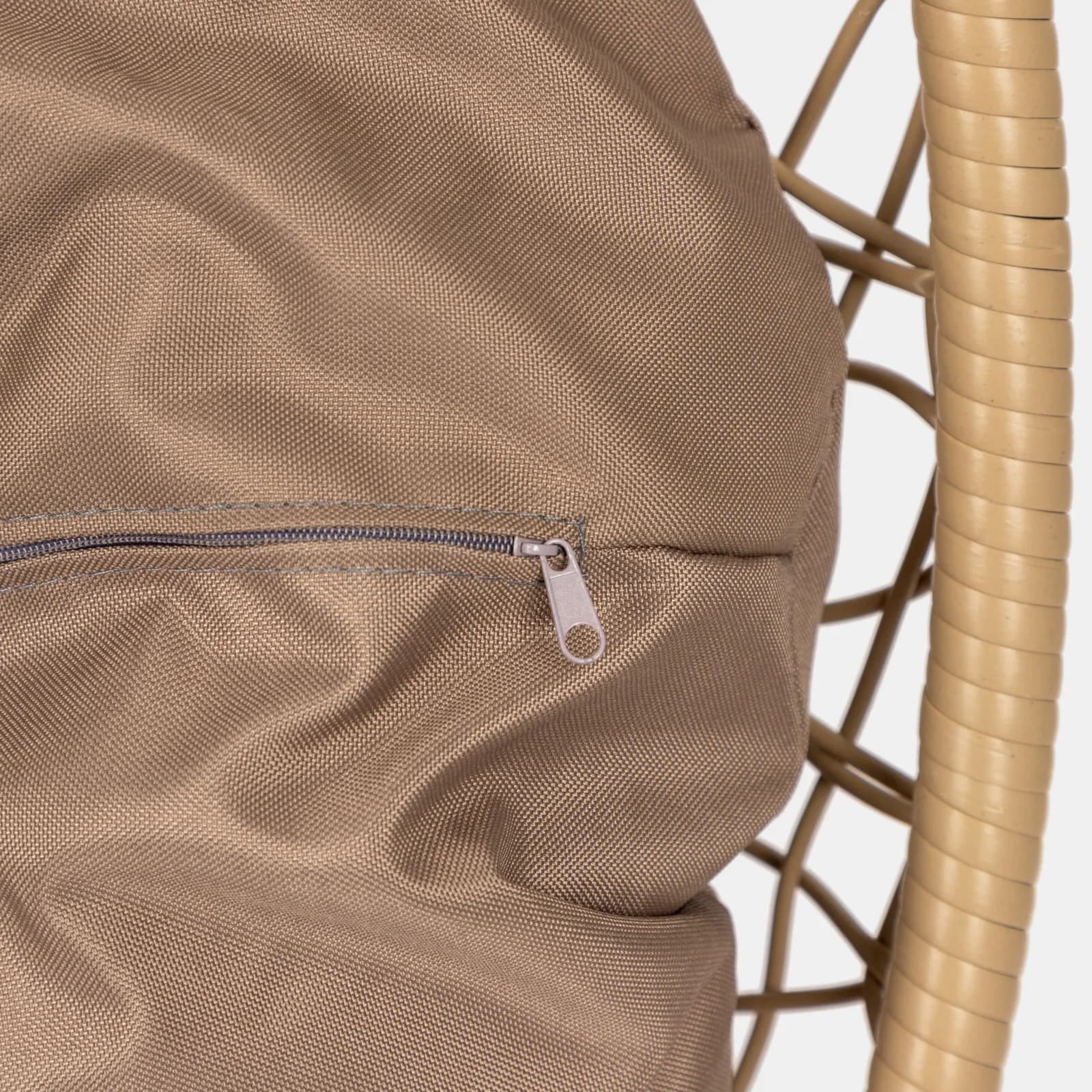 Poltrona sospesa in polyrattan nocciola con cuscino marrone e supporto - Orba