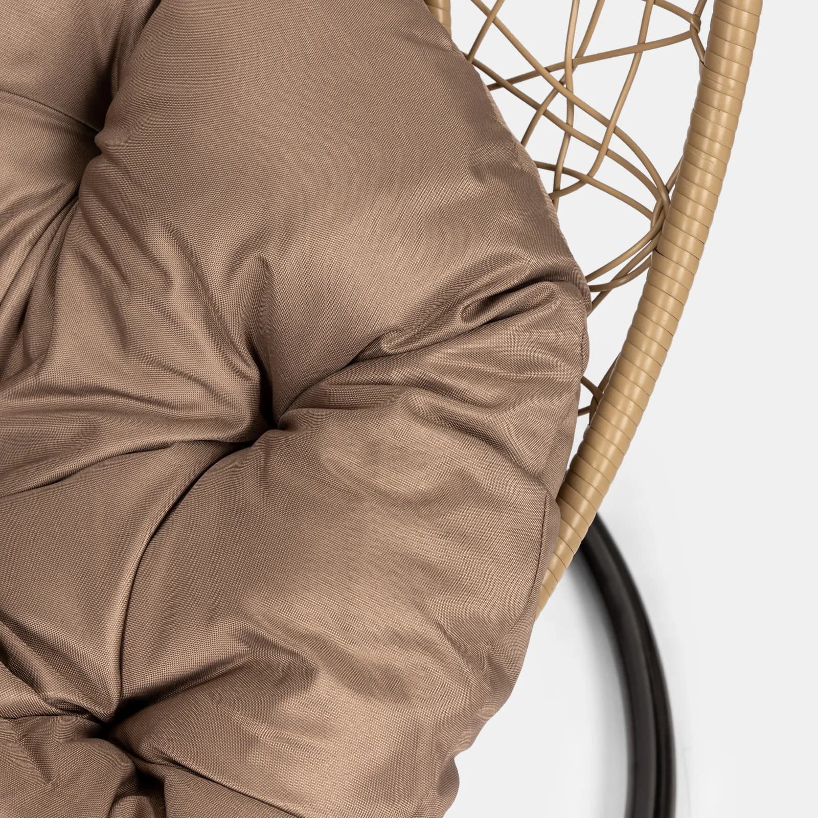 Poltrona sospesa in polyrattan nocciola con cuscino marrone e supporto - Orba