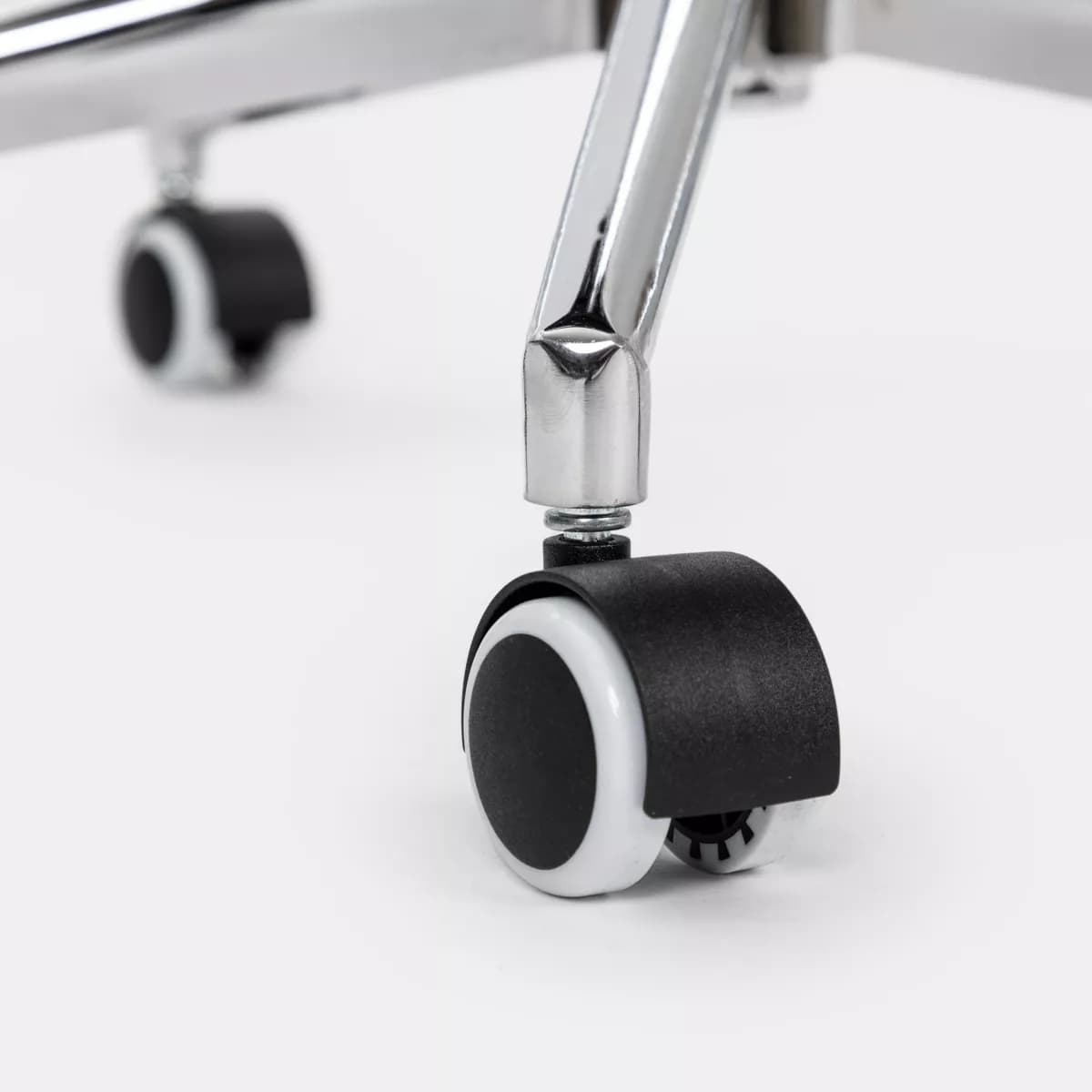 Poltrona da ufficio girevole in tessuto nero con supporto ergonomico e base cromata - Australe