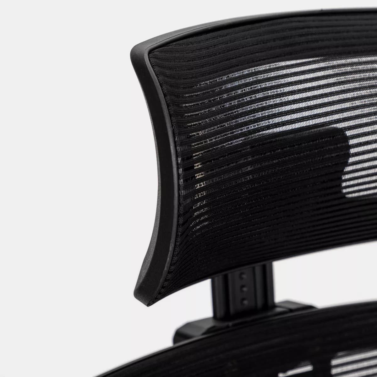 Poltrona da ufficio girevole in tessuto nero con supporto ergonomico e base cromata - Australe