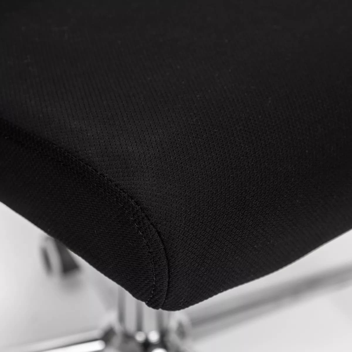 Poltrona da ufficio girevole in tessuto nero con supporto ergonomico e base cromata - Australe