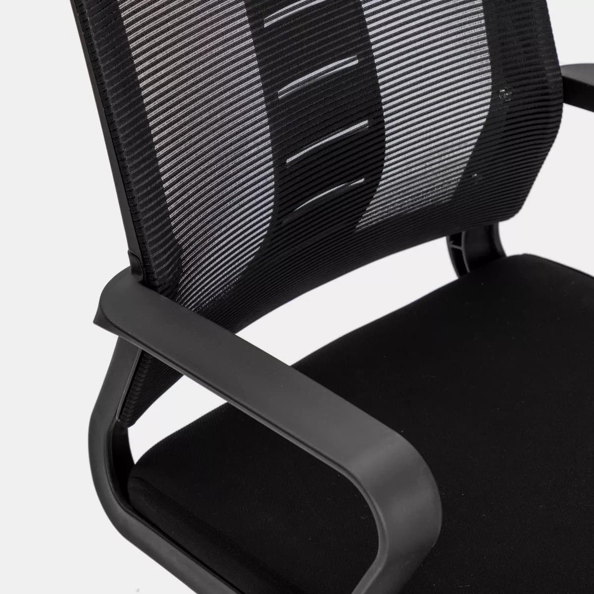 Poltrona da ufficio girevole in tessuto nero con supporto ergonomico e base cromata - Australe