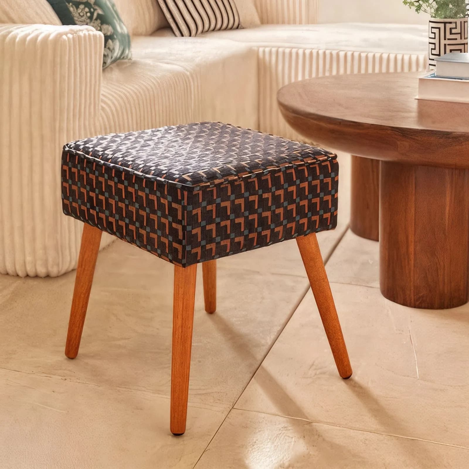 Pouf 38x38 cm in tessuto ciniglia multicolore con piedi in legno di pino - Flores
