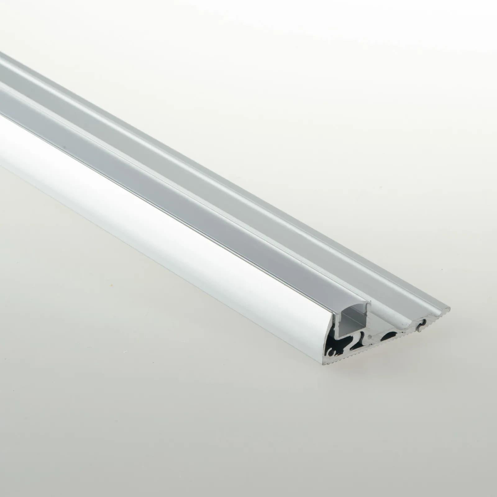 Profilo per gradini 2 m in alluminio silver installazione a superficie