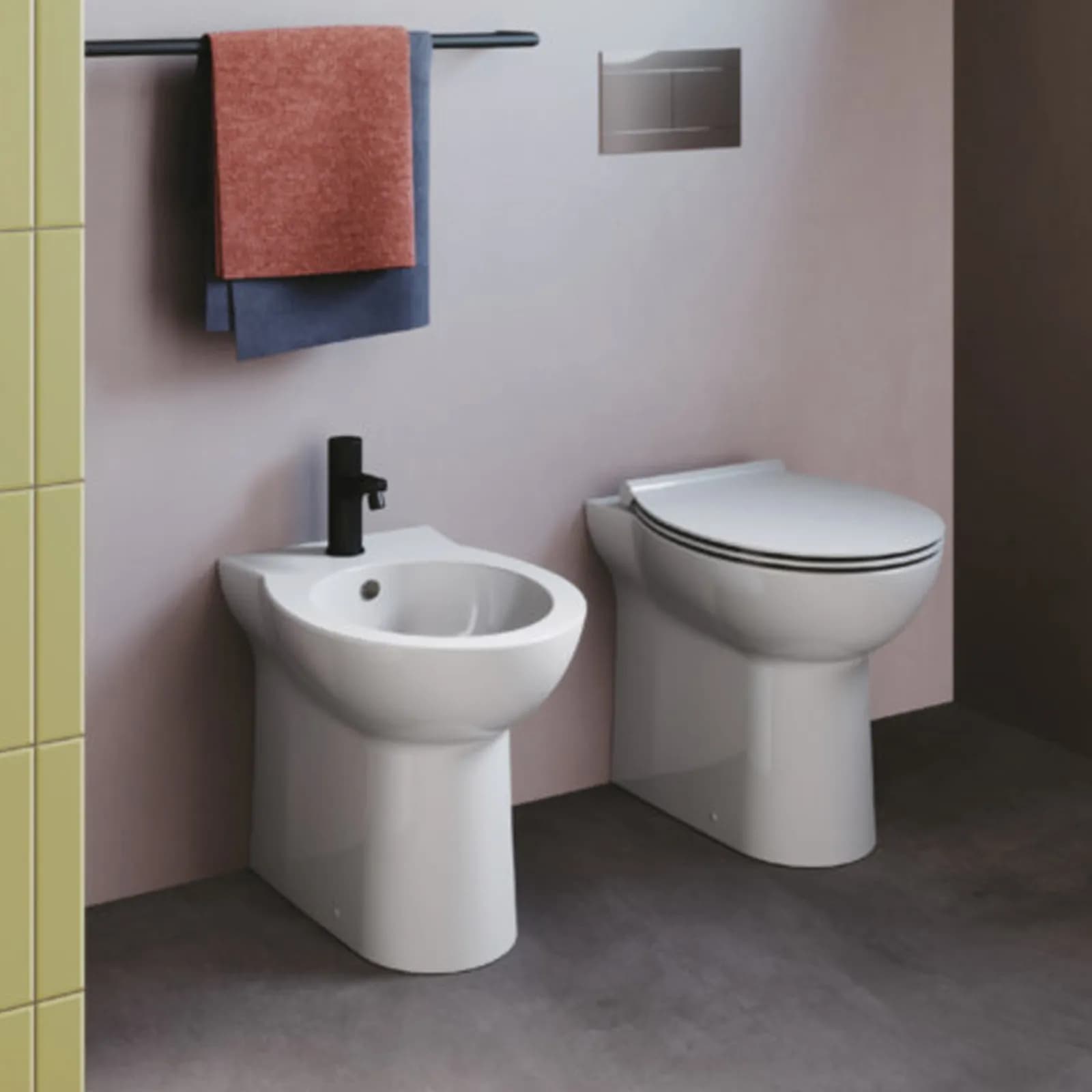 Sanitari filomuro a terra vaso + bidet e sedile soft-close Azzurra Fast in ceramica