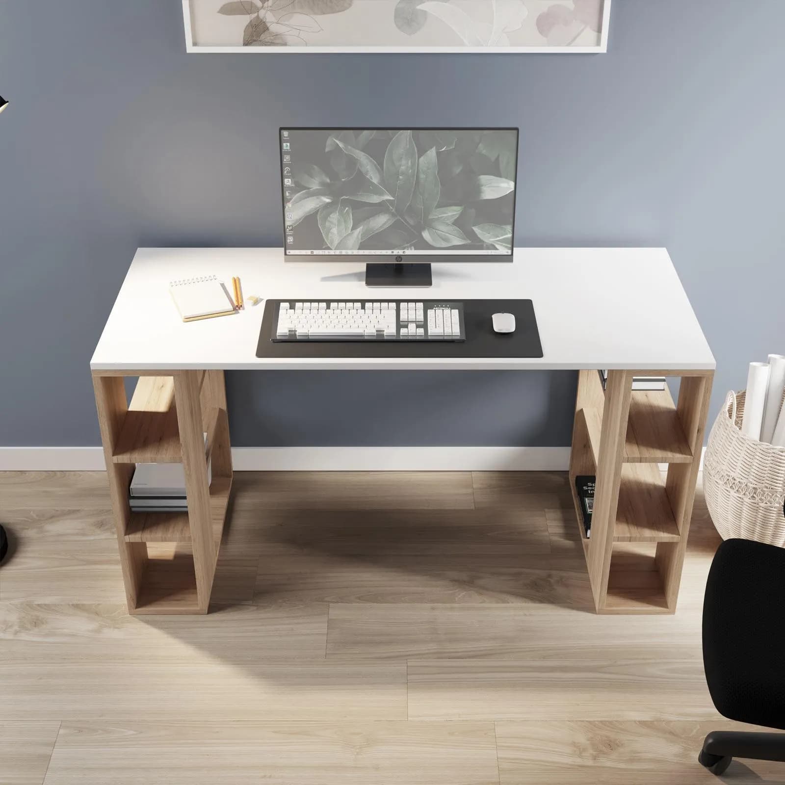 Scrivania 140x60 cm con top in legno bianco e ripiani laterali in legno rovere - Kantiko