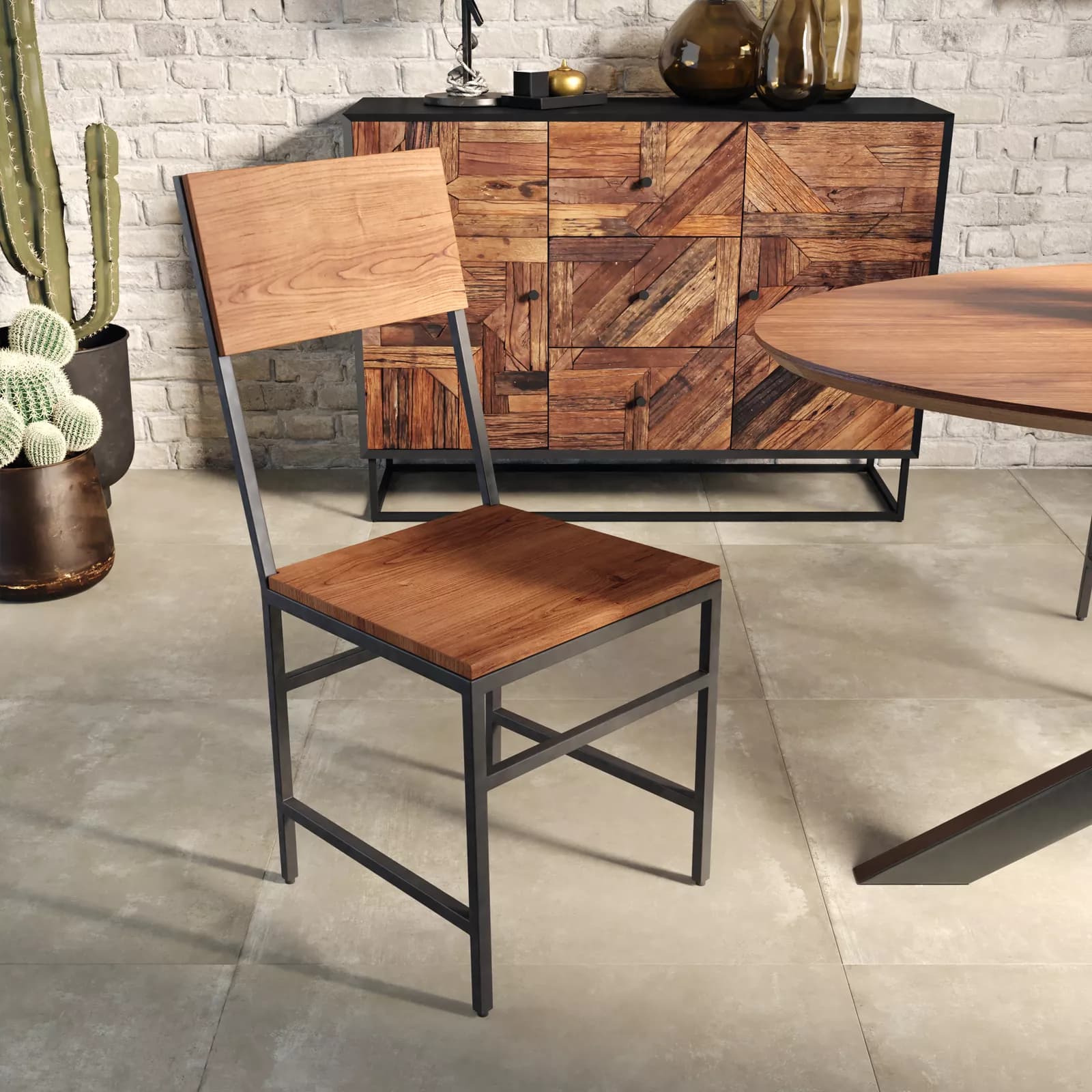 Sedia da interni in legno con gambe nere - Freia Acacia