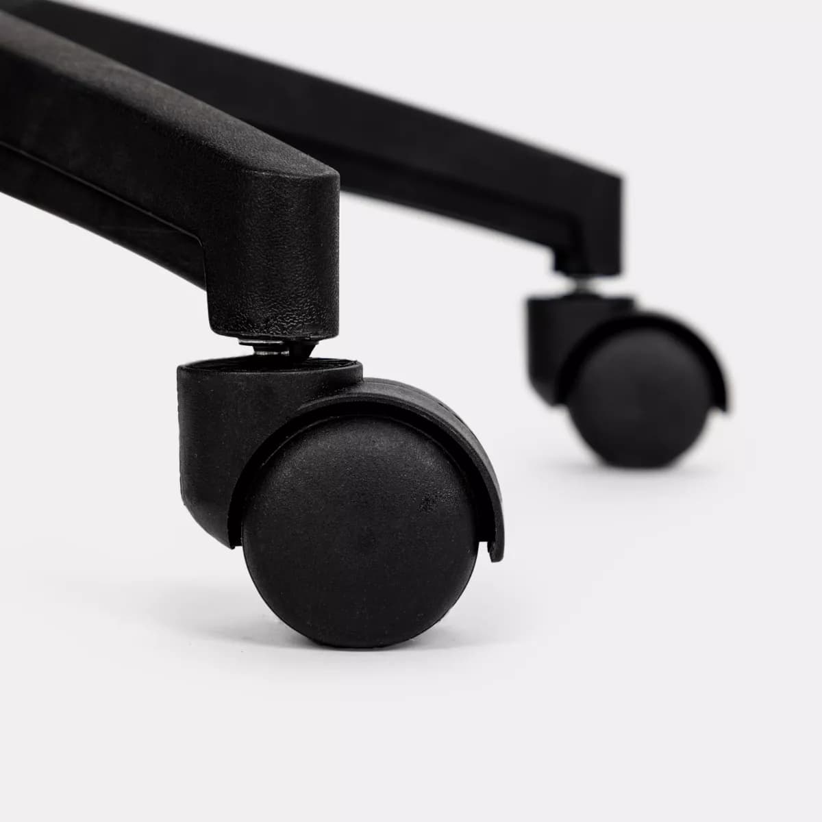 Poltrona da ufficio girevole in tessuto mesh nero e schienale traspirante con poggiatesta - Aracne Plus
