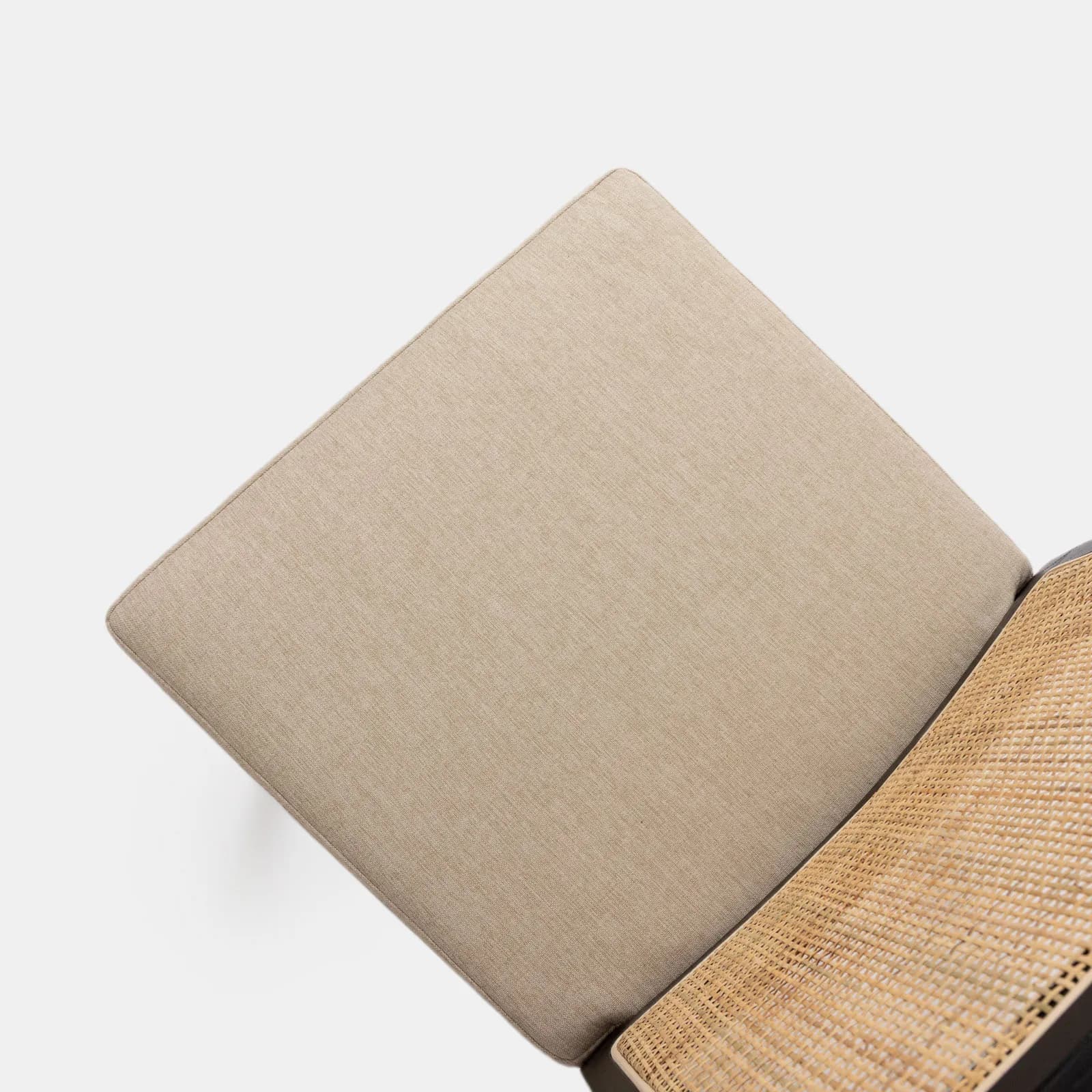 Sedia in legno di olmo nero con schienale in rattan e cuscino in tessuto beige - Bodin
