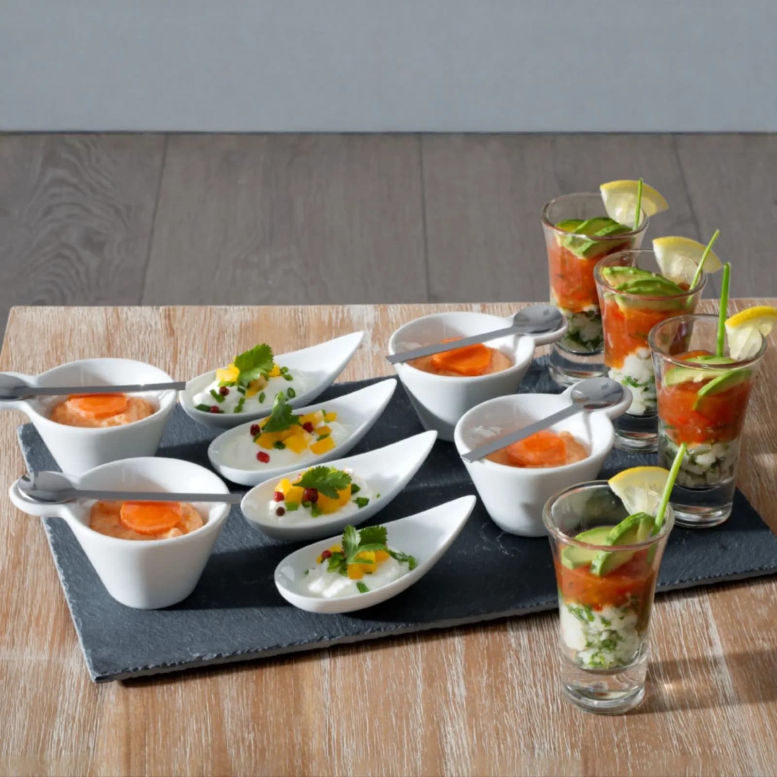 Set 17 accessori per aperitivo in ceramica e vetro con vassoio in ardesia