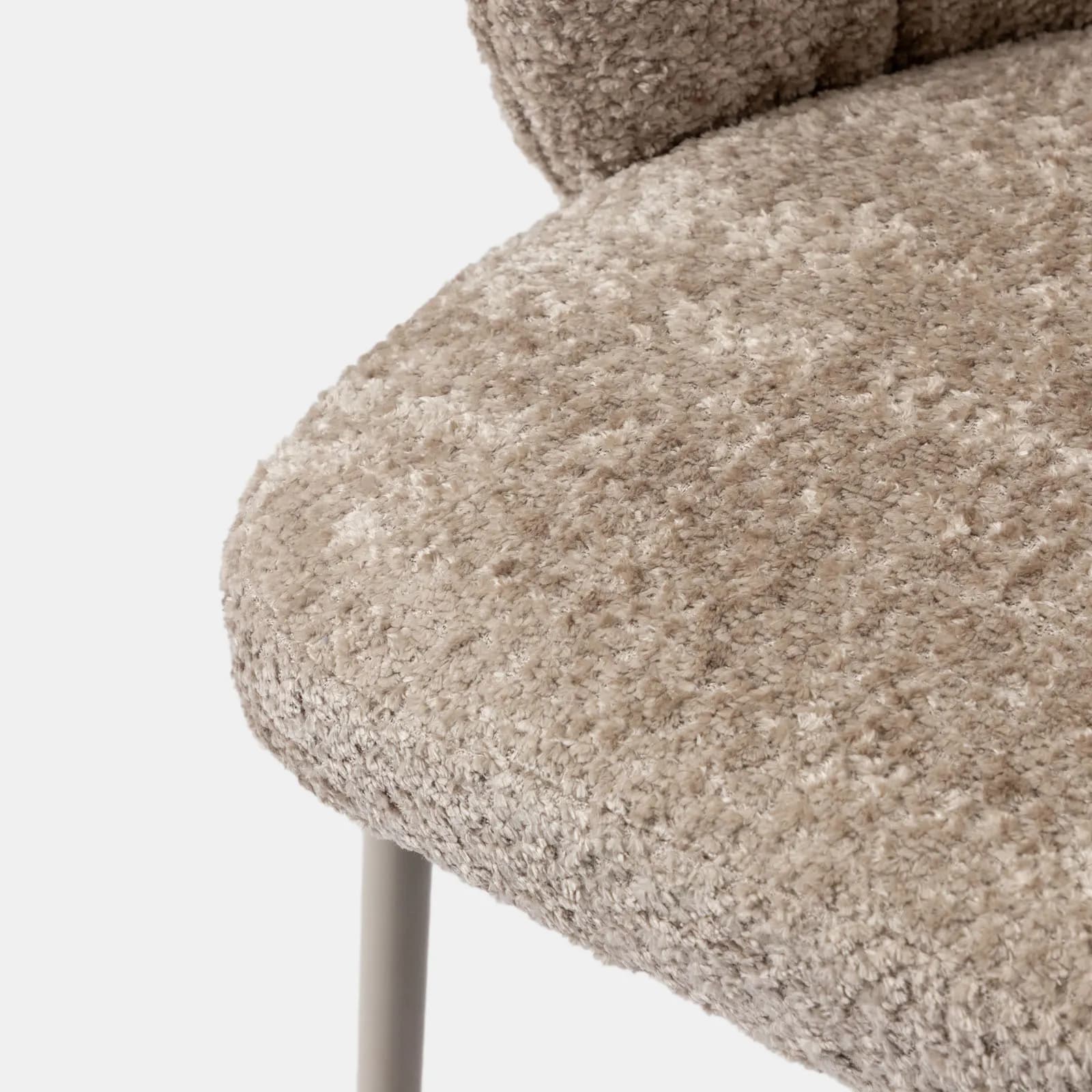 Set 2 sedie in bouclé tortora con gambe in metallo beige - Tuva
