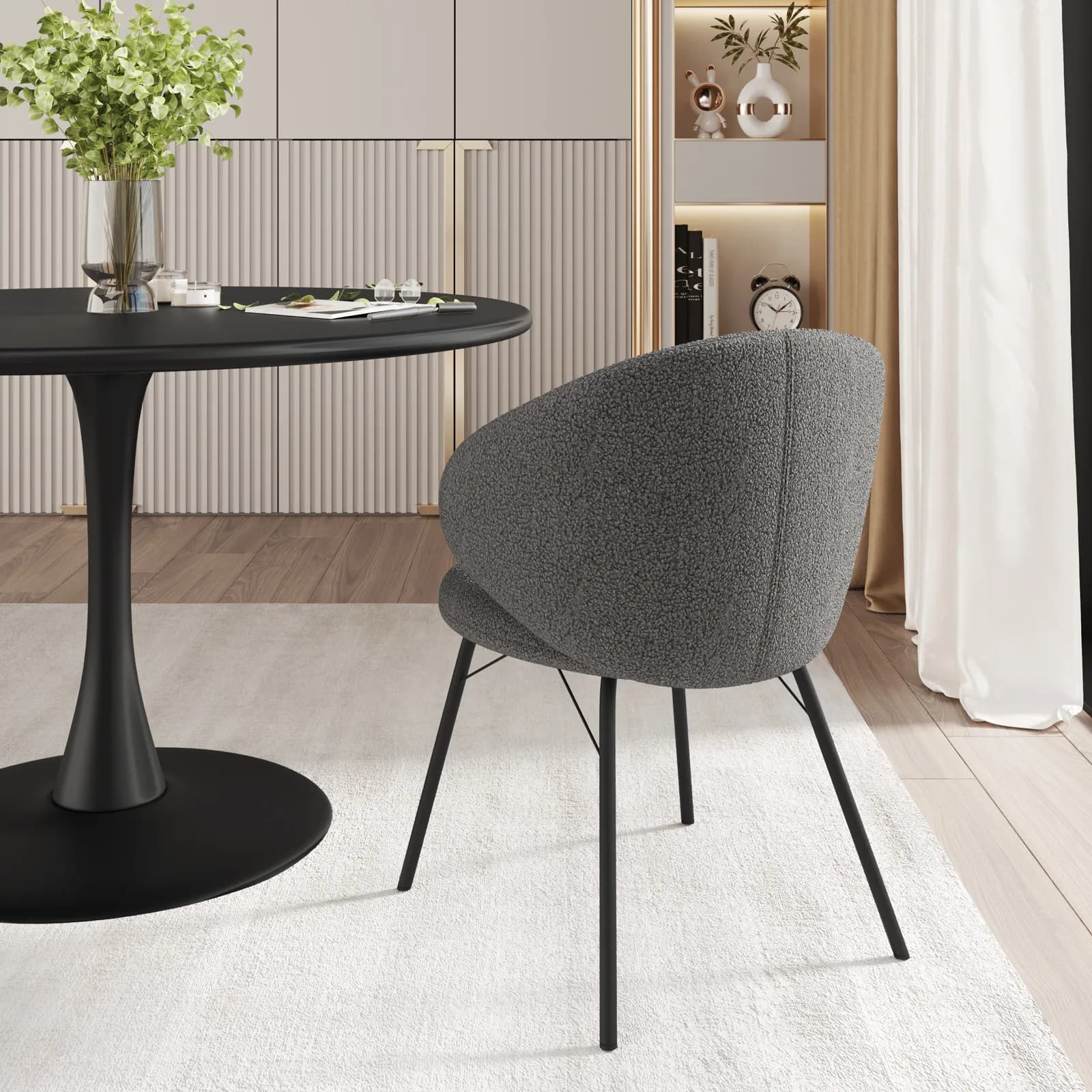 Set 2 sedie in tessuto teddy grigio con schienale avvolgente e gambe in metallo nero - Talin