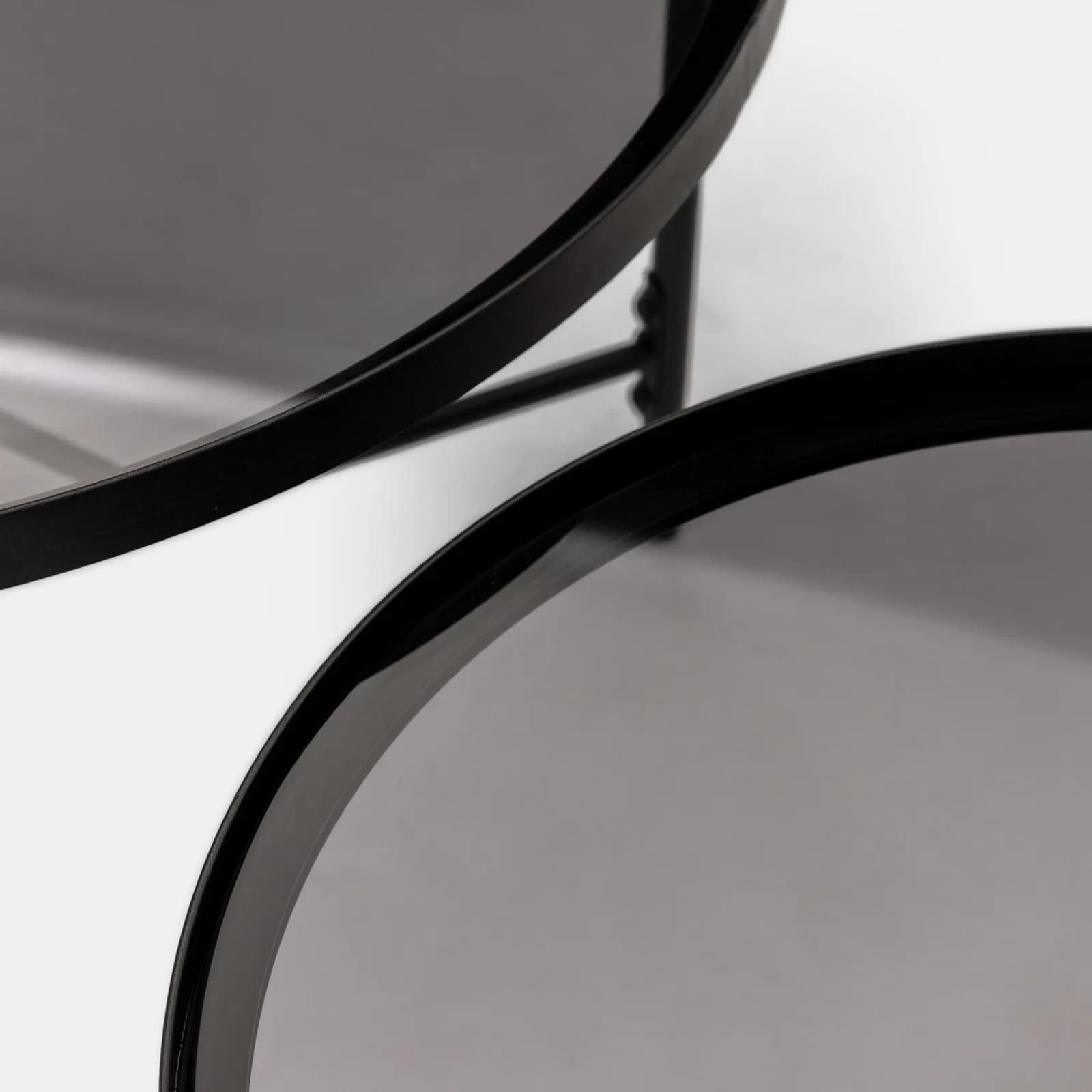 Set 2 tavolini 60 cm e 80 cm con top in vetro nero e struttura in metallo nero - Quentin