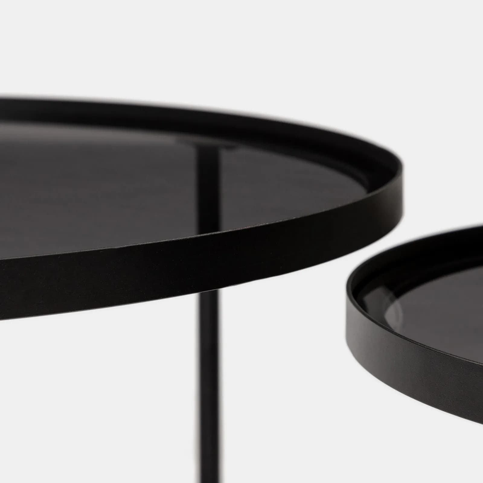 Set 2 tavolini 60 cm e 80 cm con top in vetro nero e struttura in metallo nero - Quentin