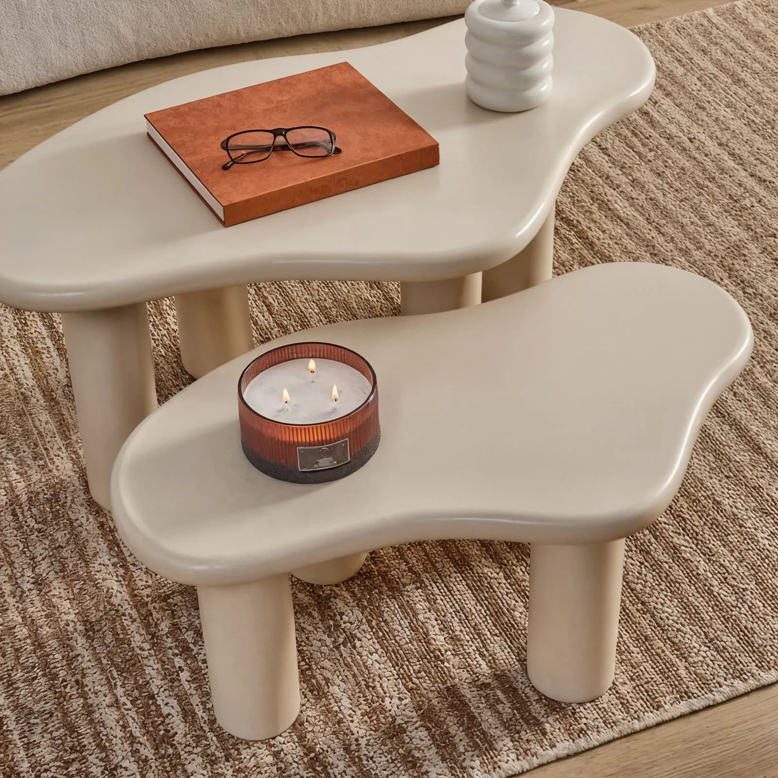 Set 2 tavolini bassi impilabili in legno di pino beige semilucido - Lomea