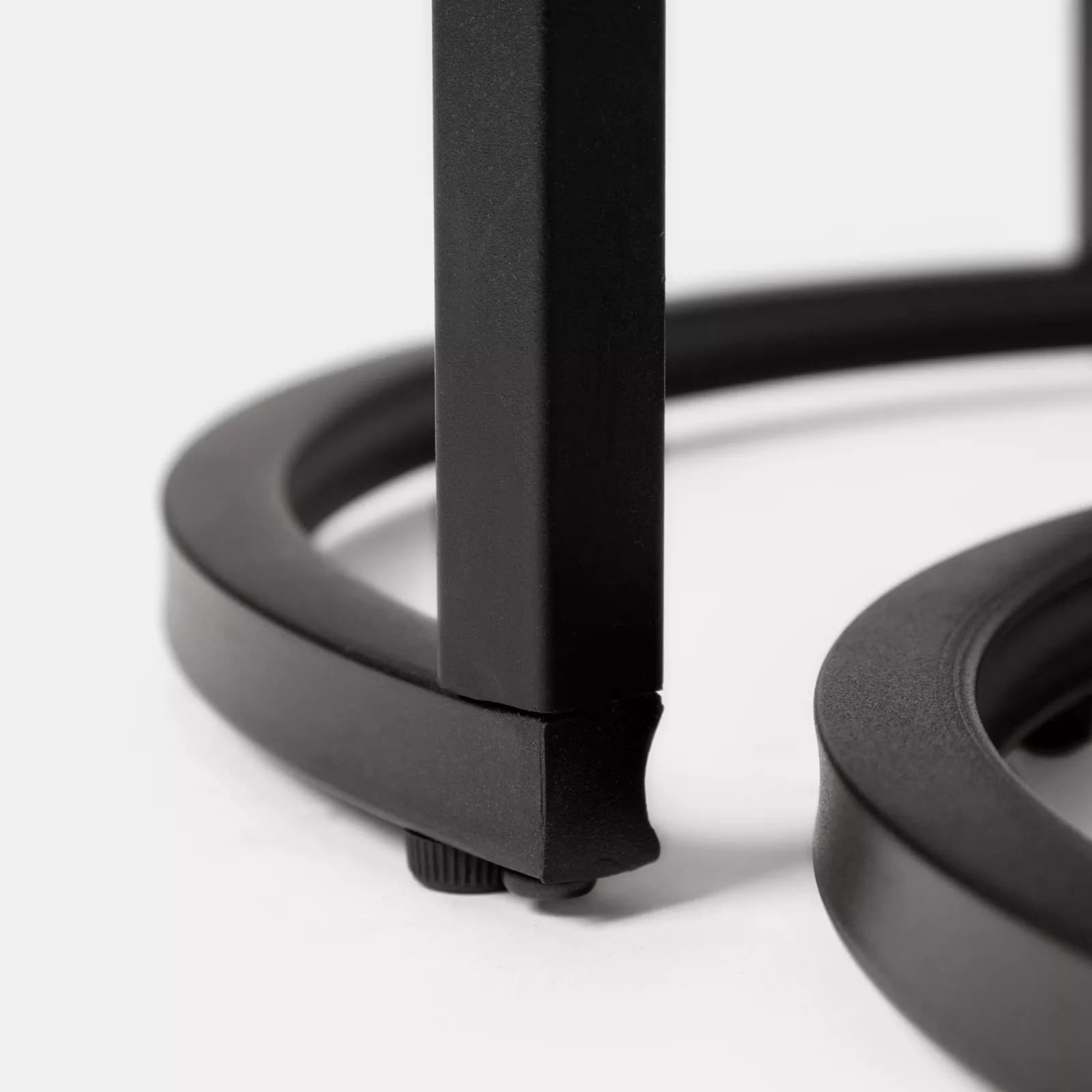 Set 2 tavolini rotondi con piano effetto rovere e struttura in metallo nero - Caio