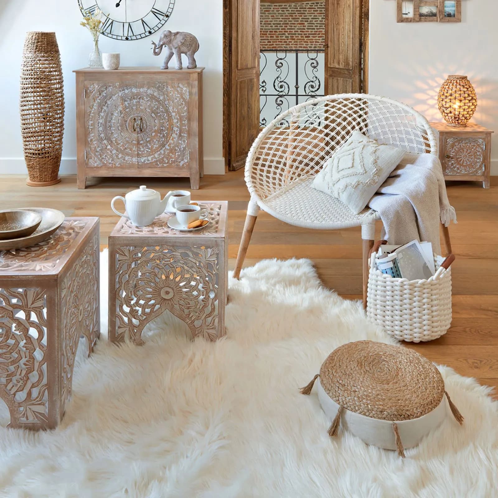 Set 2 tavolini sovrapponibili intagliati in legno bianco anticato