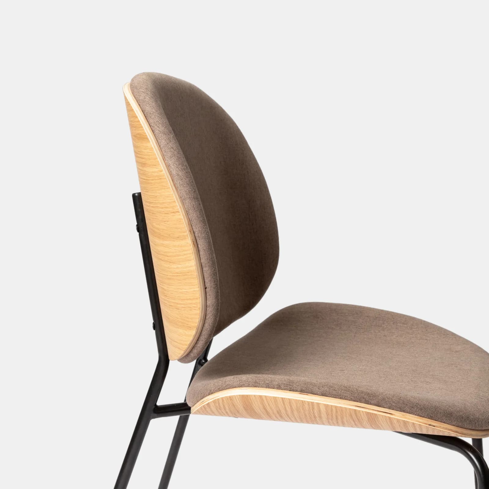 Set 2 sedie in plywood e tessuto tortora con gambe in metallo nero - Dream