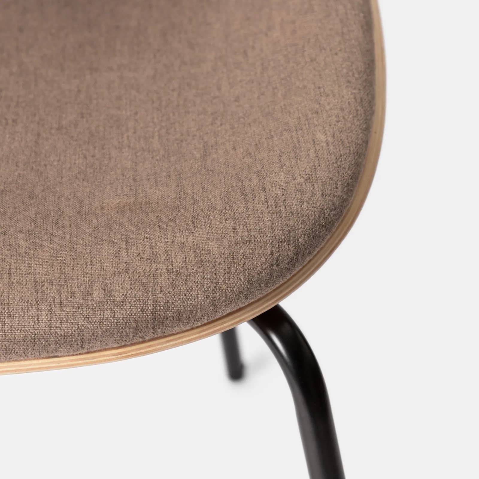 Set 2 sedie in plywood e tessuto tortora con gambe in metallo nero - Dream