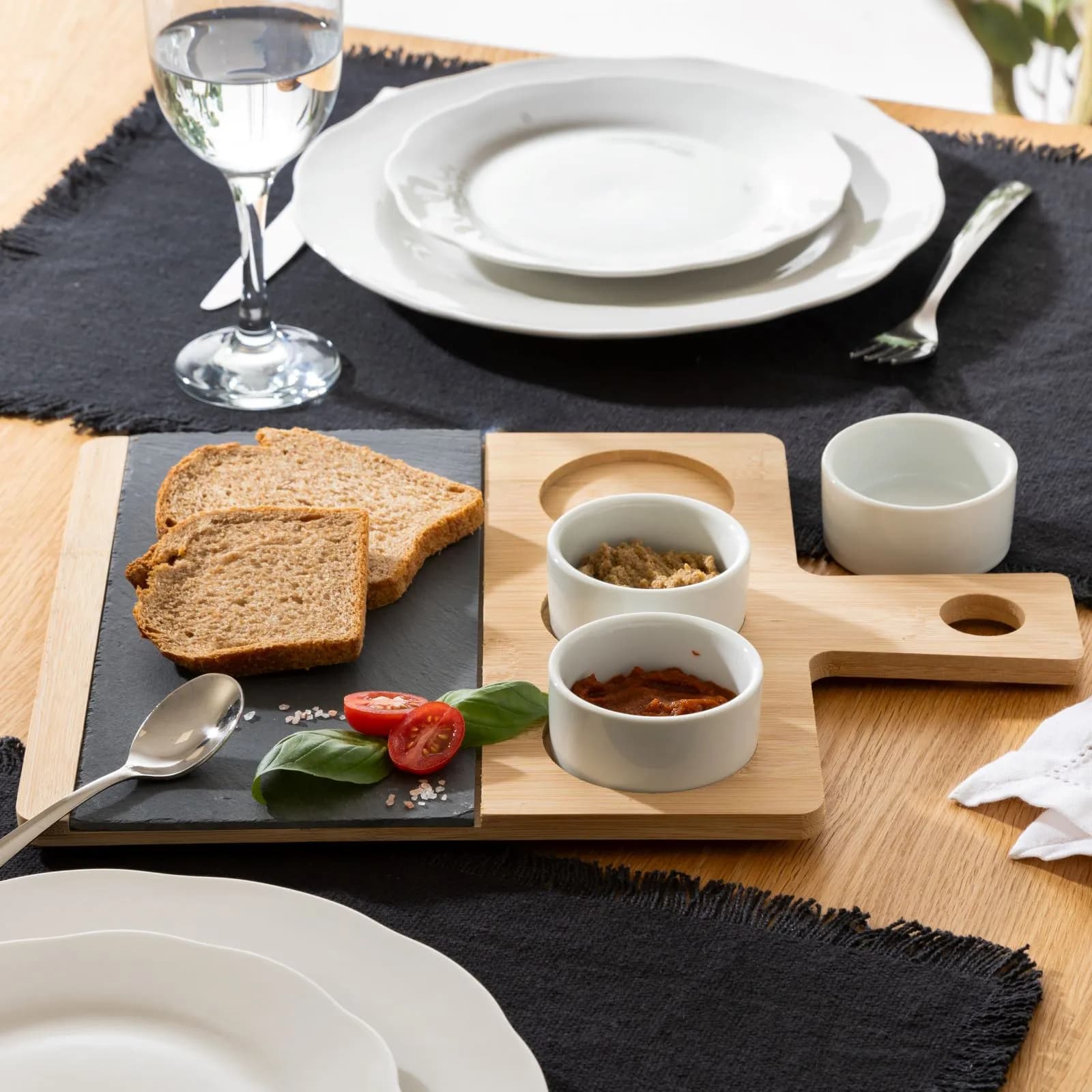 Set 5 accessori per aperitivo in ceramica e ardesia con vassoio in bambù