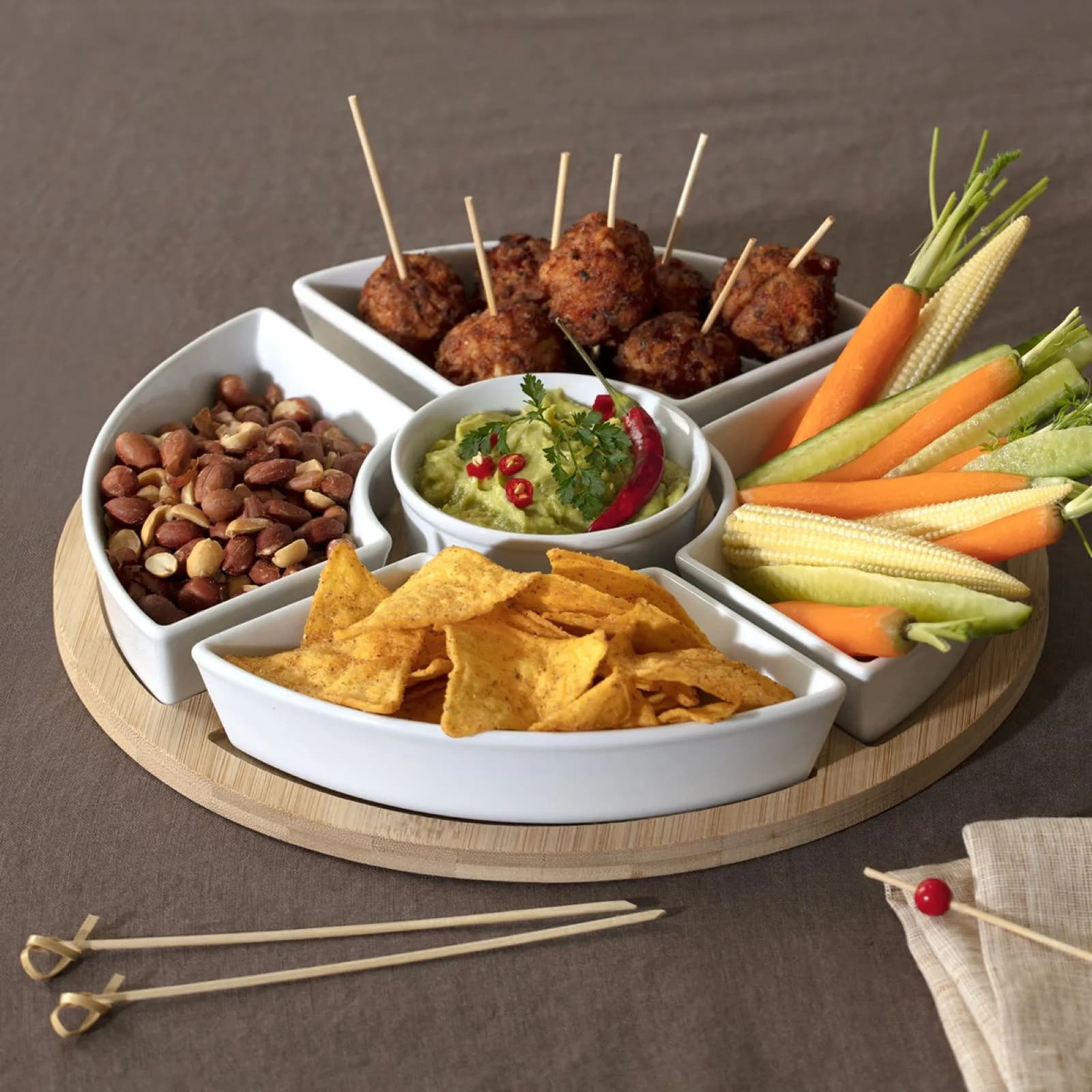 Set 6 accessori per aperitivo in ceramica bianco con vassoio in bambù