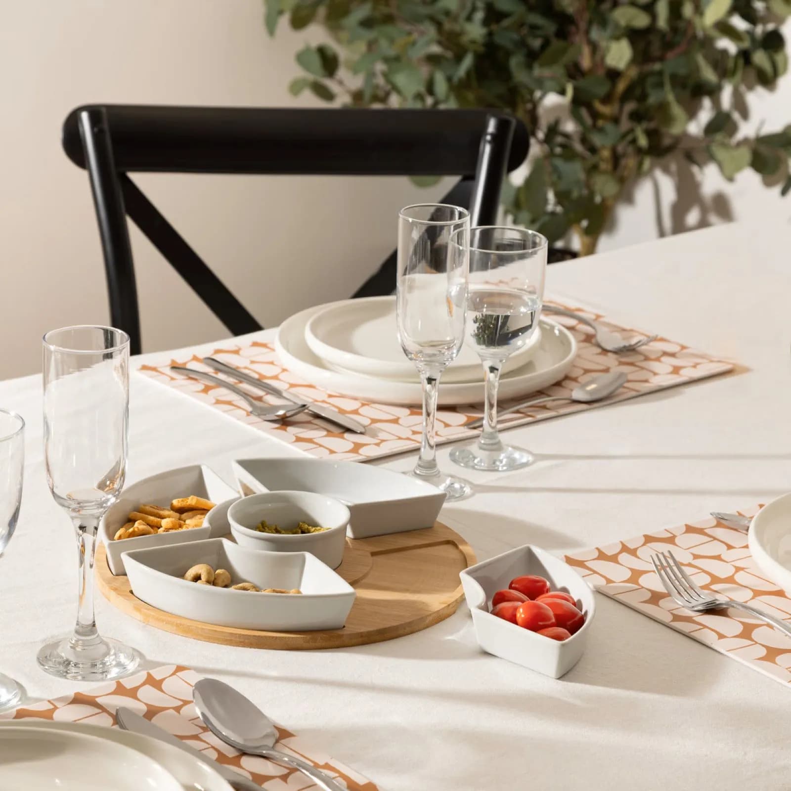 Set 6 accessori per aperitivo in ceramica bianco con vassoio in bambù