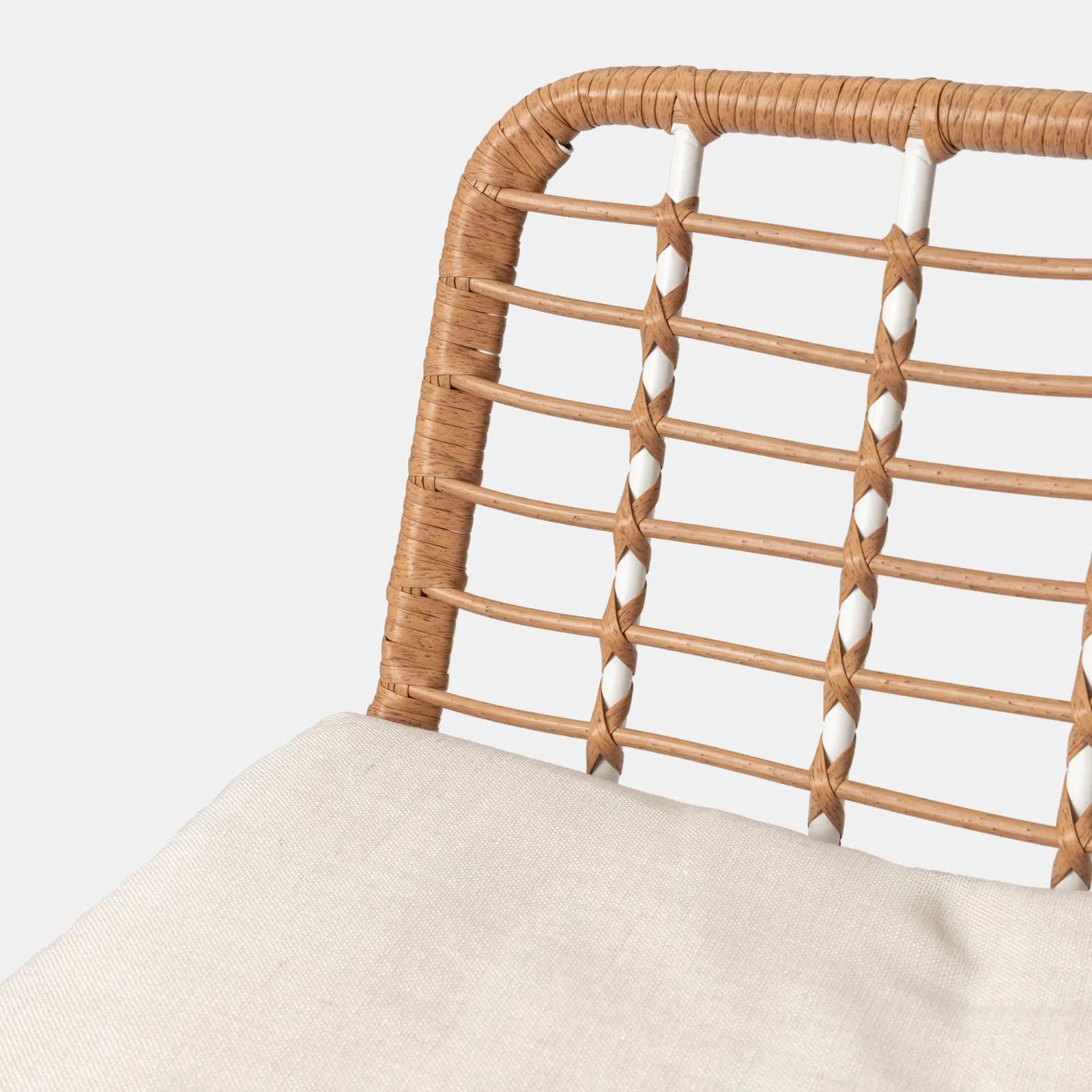 Set bistrot tavolo alto rotondo 70 cm e 2 sgabelli in acciaio bianco e polyrattan naturale - Griel