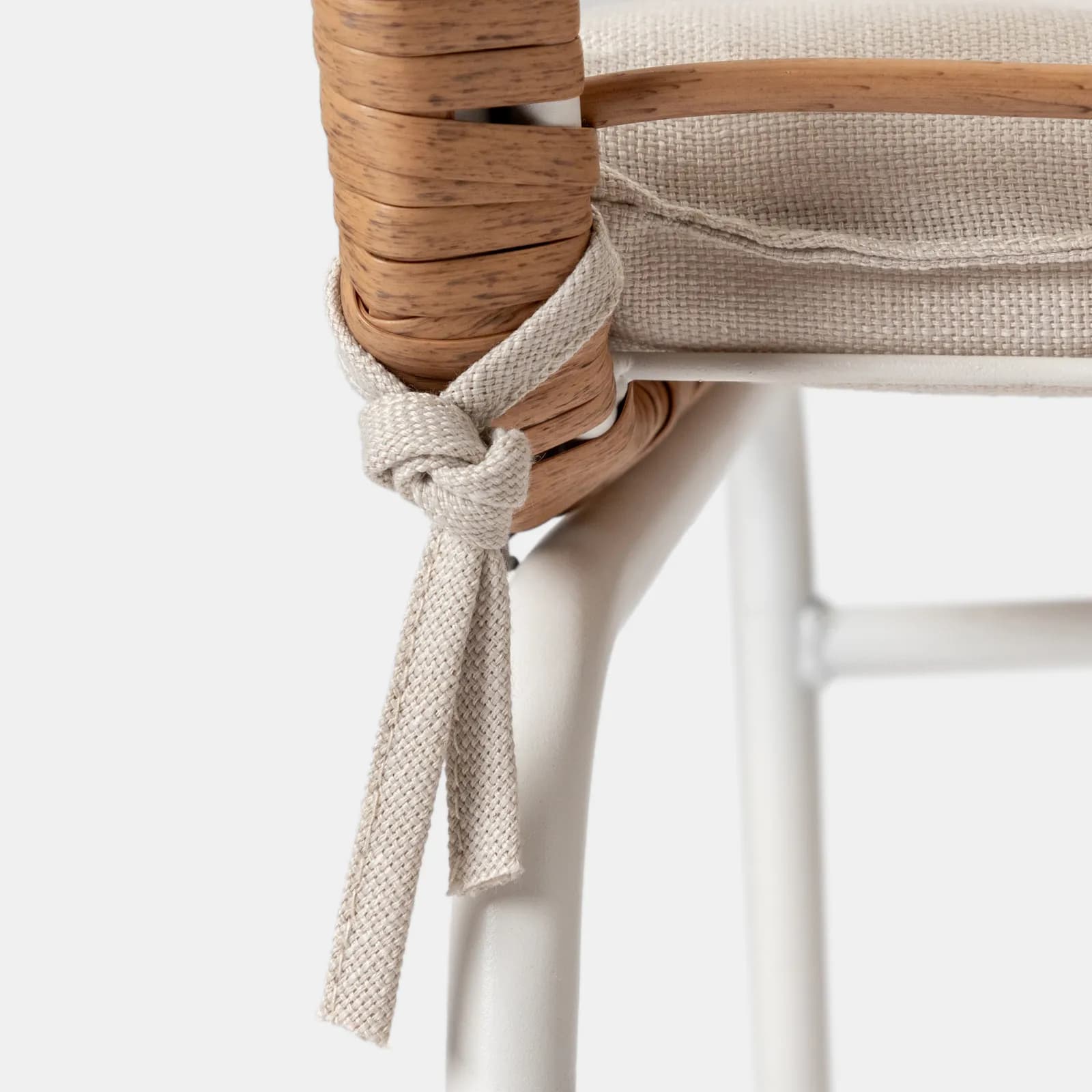 Set bistrot tavolo alto rotondo 70 cm e 2 sgabelli in acciaio bianco e polyrattan naturale - Griel