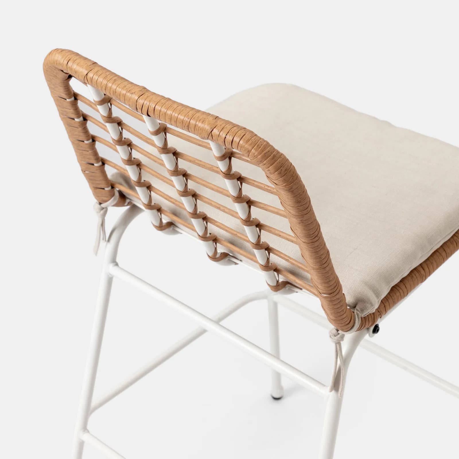 Set bistrot tavolo alto rotondo 70 cm e 2 sgabelli in acciaio bianco e polyrattan naturale - Griel