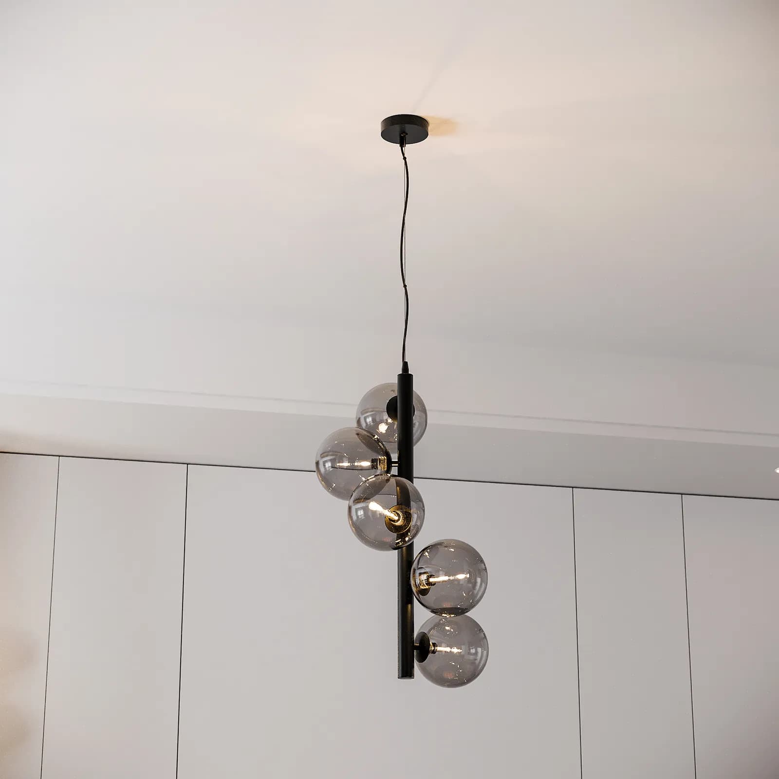 Set con lampada sospesa 183h cm e 2 applique in metallo nero e diffusore fumé