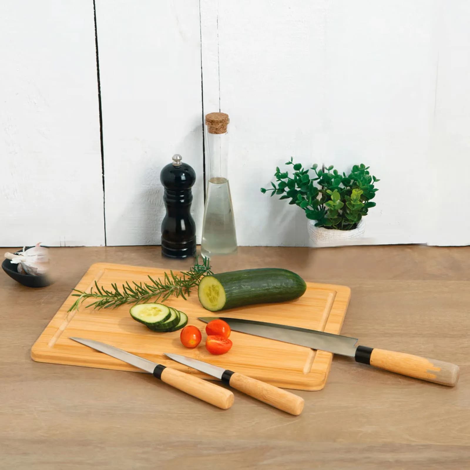 Set tagliere e 3 coltelli in acciaio inox e bambù naturale