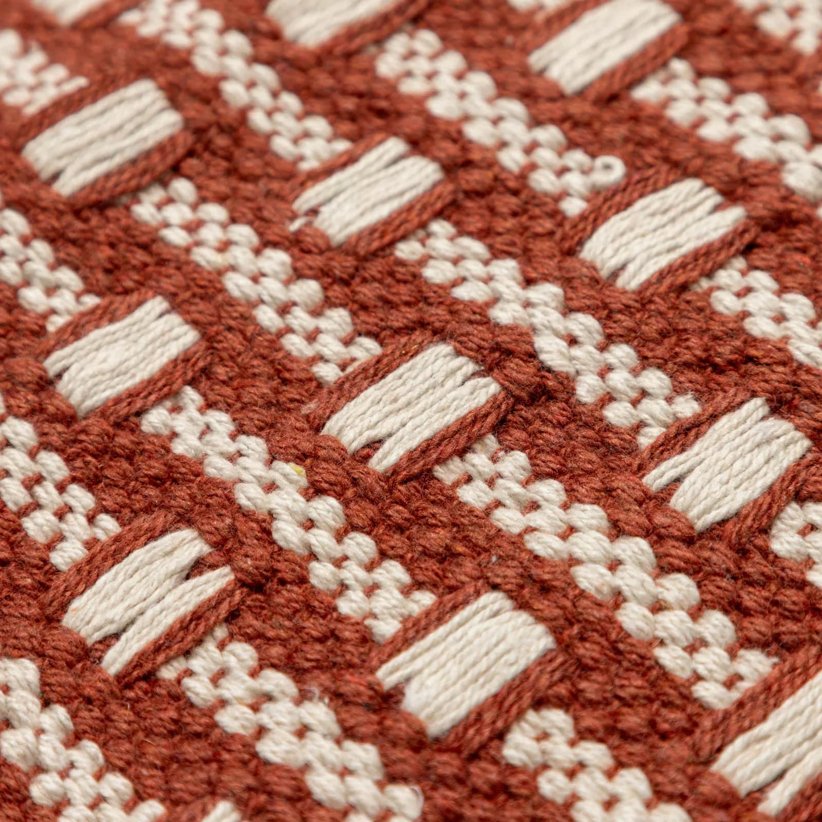 Tappeto 120x180 cm in cotone terracotta e bianco con frange e intreccio
