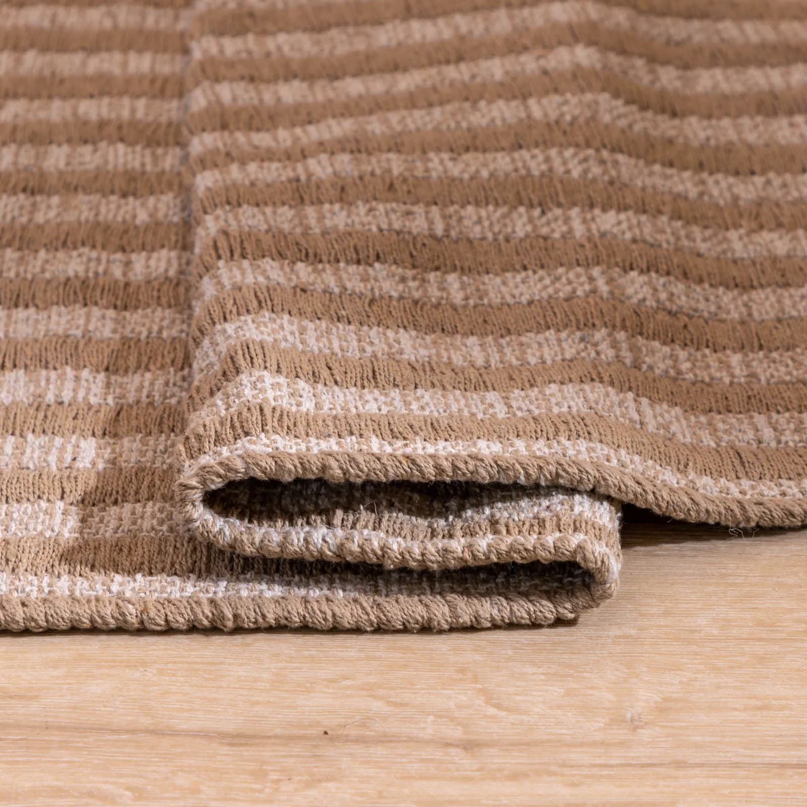 Tappeto 140x70 cm fantasia a righe in cotone naturale e marrone