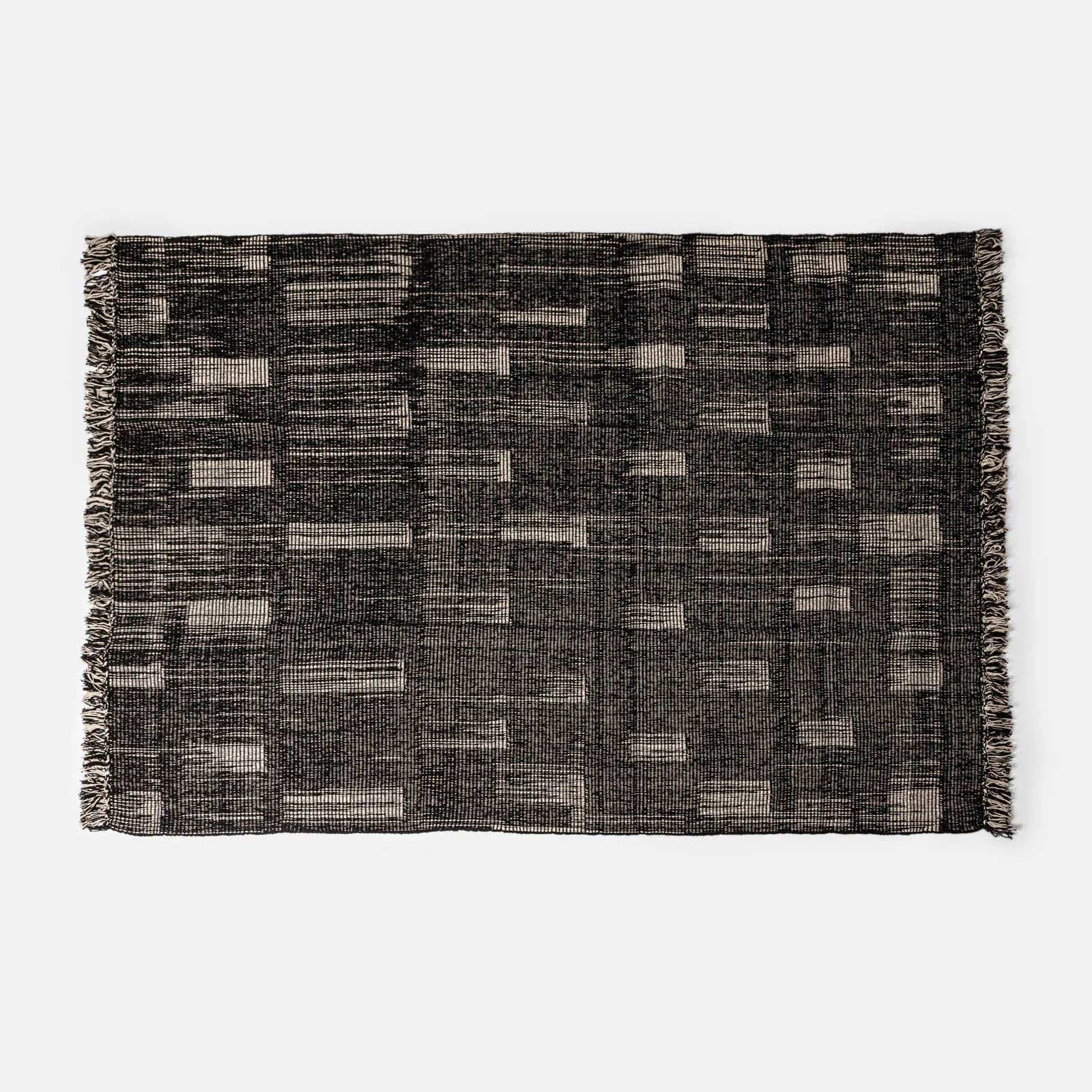 Tappeto 210x150 cm in cotone nero con frange