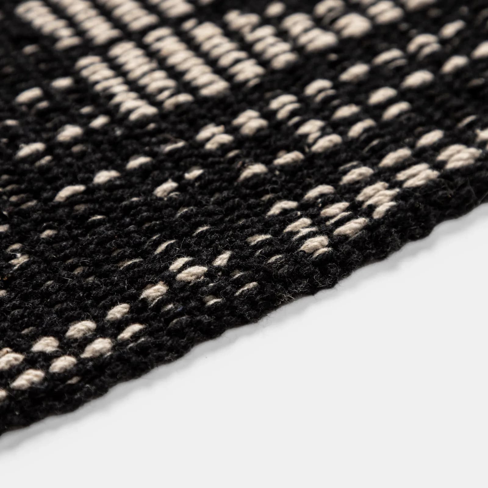 Tappeto 210x150 cm in cotone nero con frange