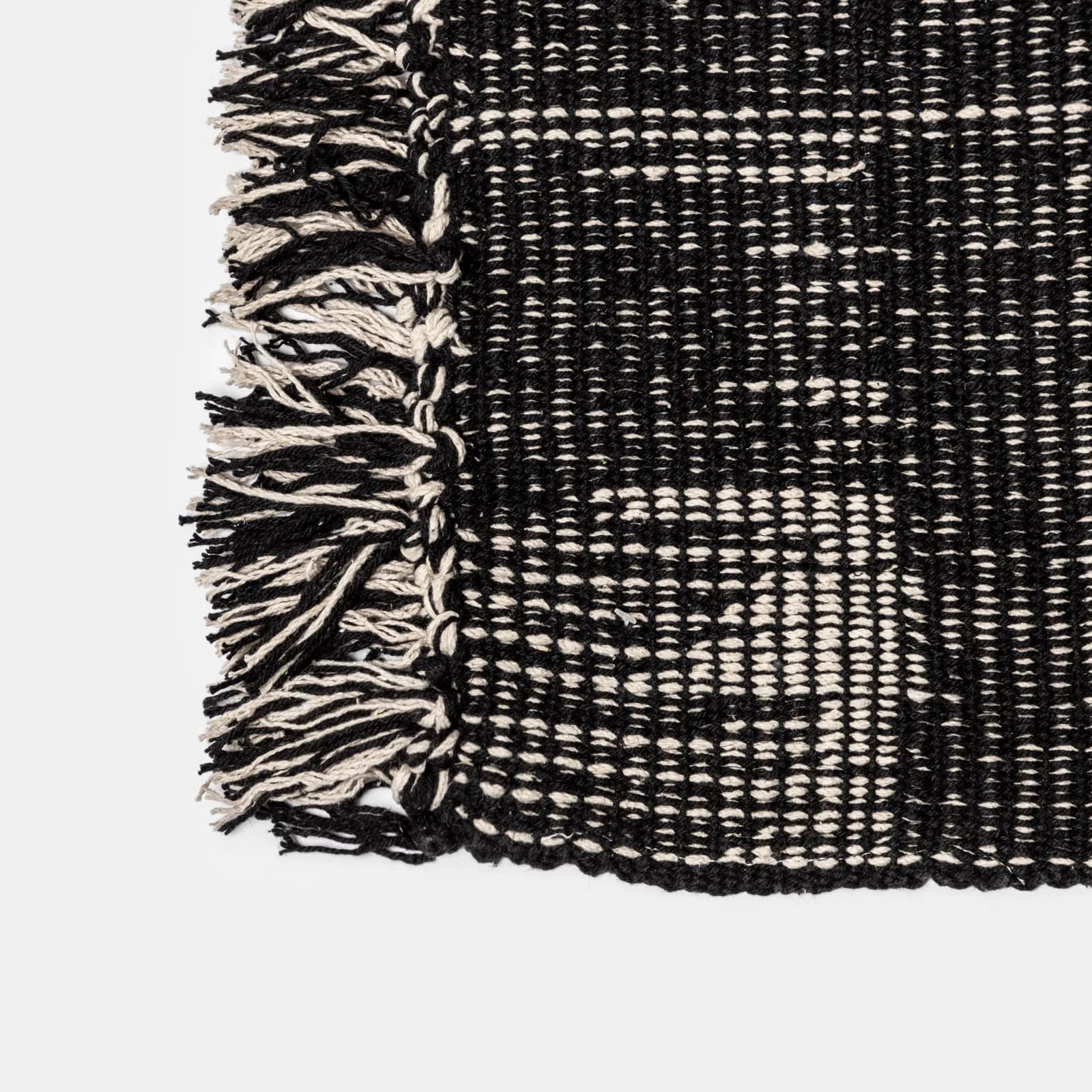 Tappeto 210x150 cm in cotone nero con frange
