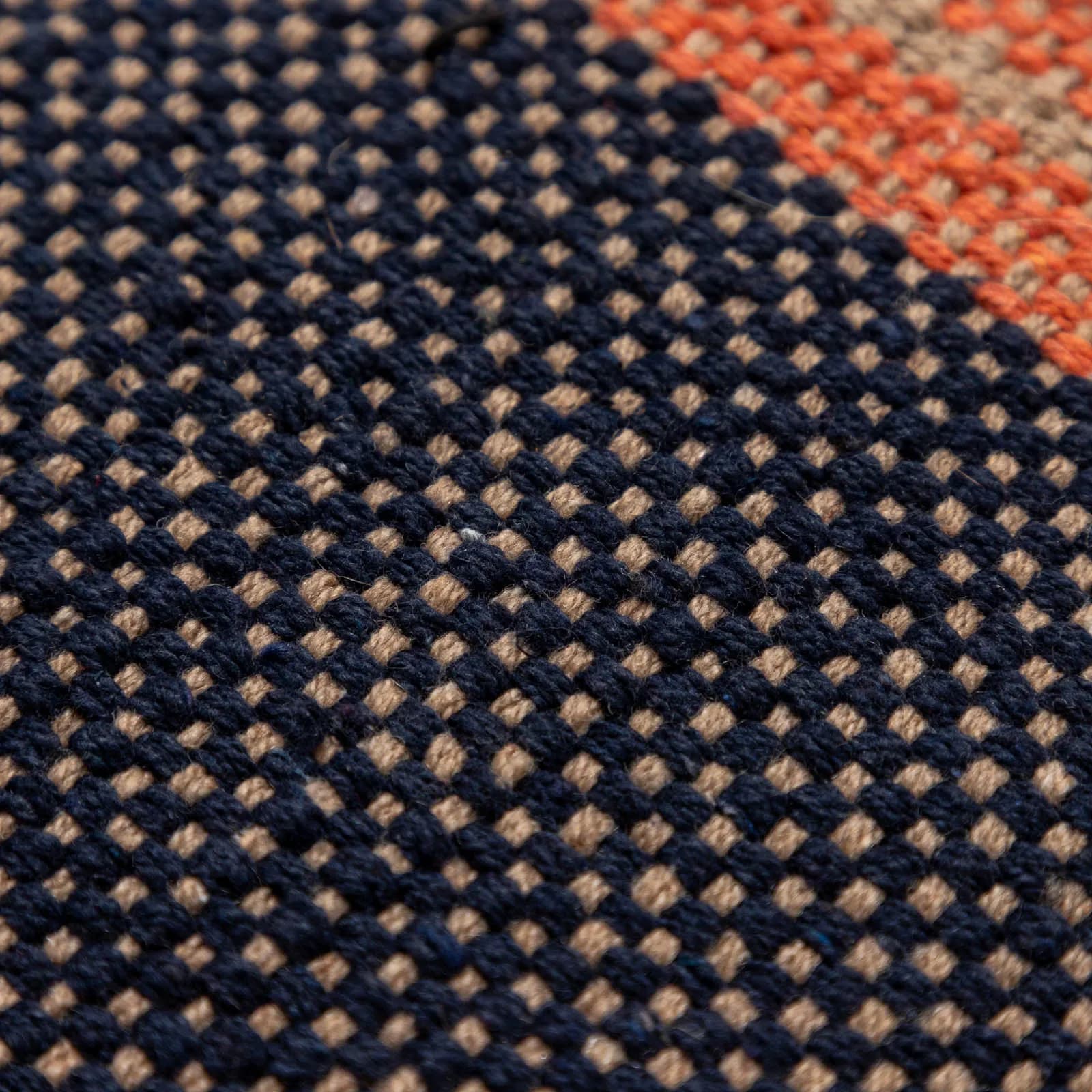 Tappeto 60x90 cm in cotone blu scuro e arancione con frange
