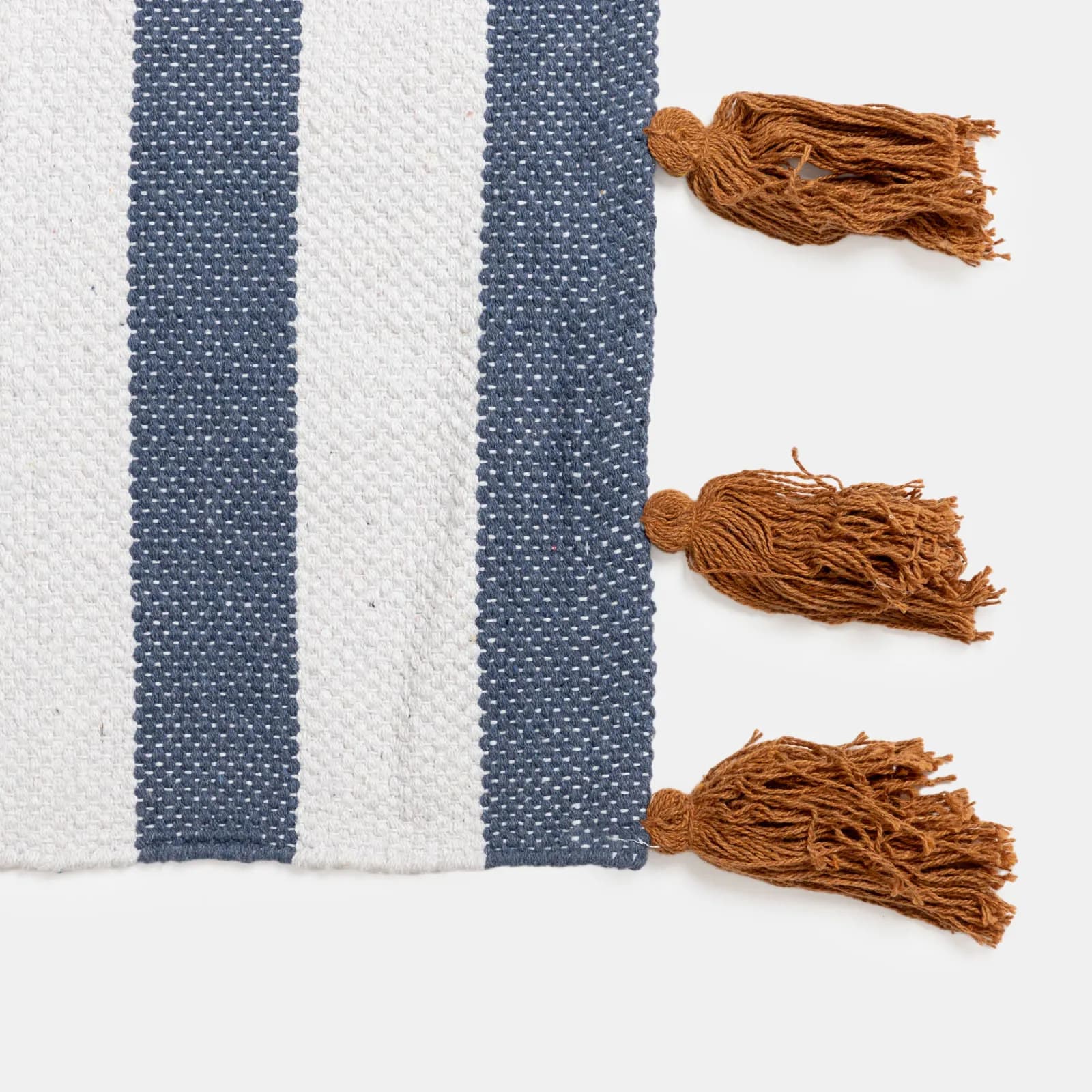 Tappeto 60x90 cm in cotone blu e bianco a strisce con nappine senape