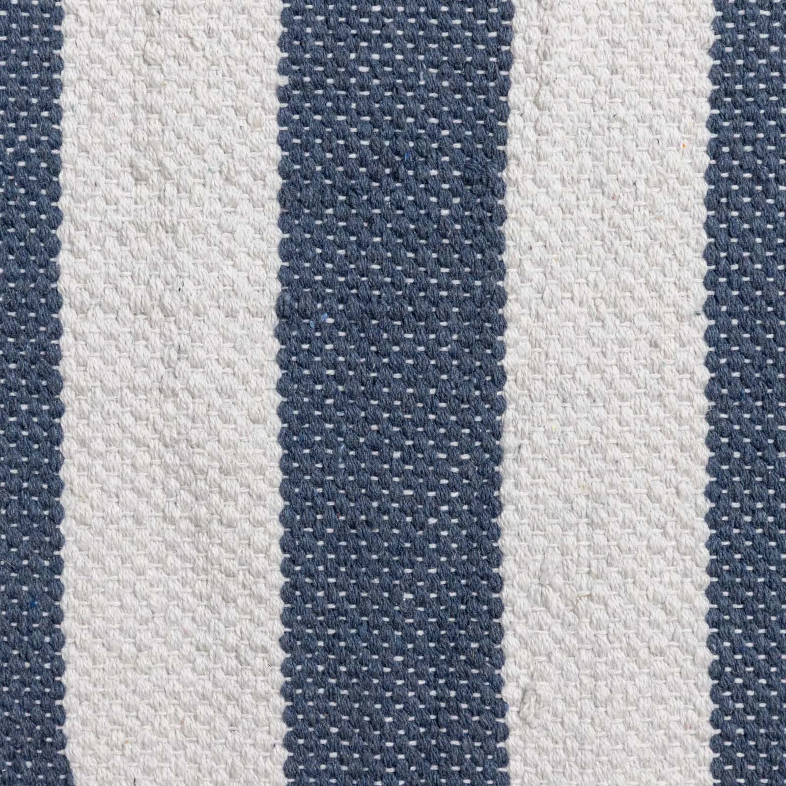 Tappeto 60x90 cm in cotone blu e bianco a strisce con nappine senape