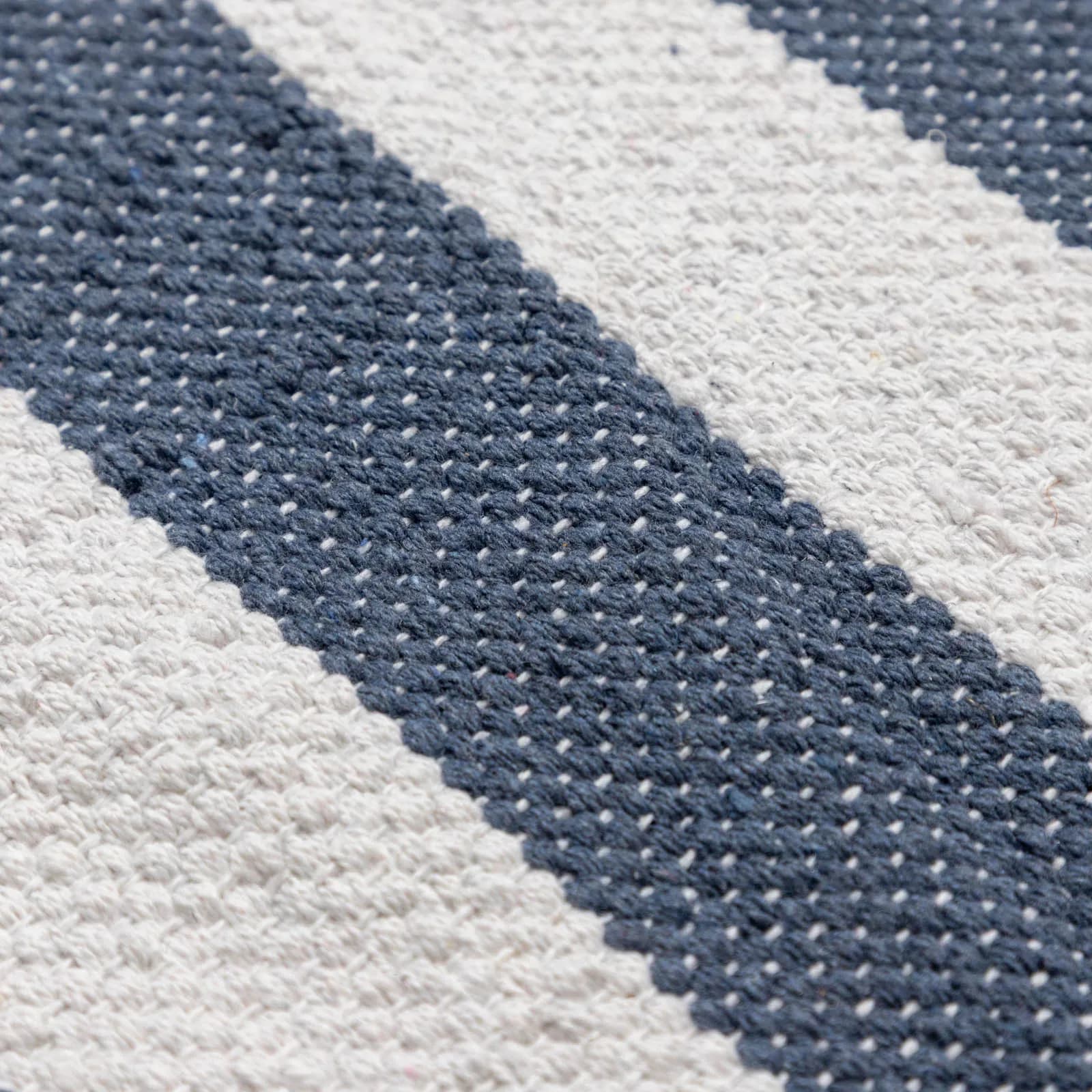 Tappeto 60x90 cm in cotone blu e bianco a strisce con nappine senape