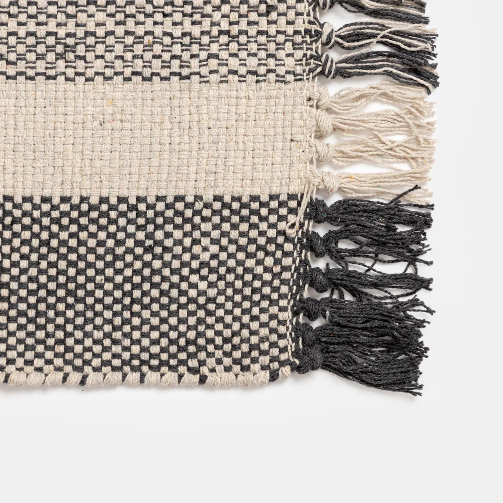 Tappeto 60x90 cm in cotone melange naturale e nero con frange