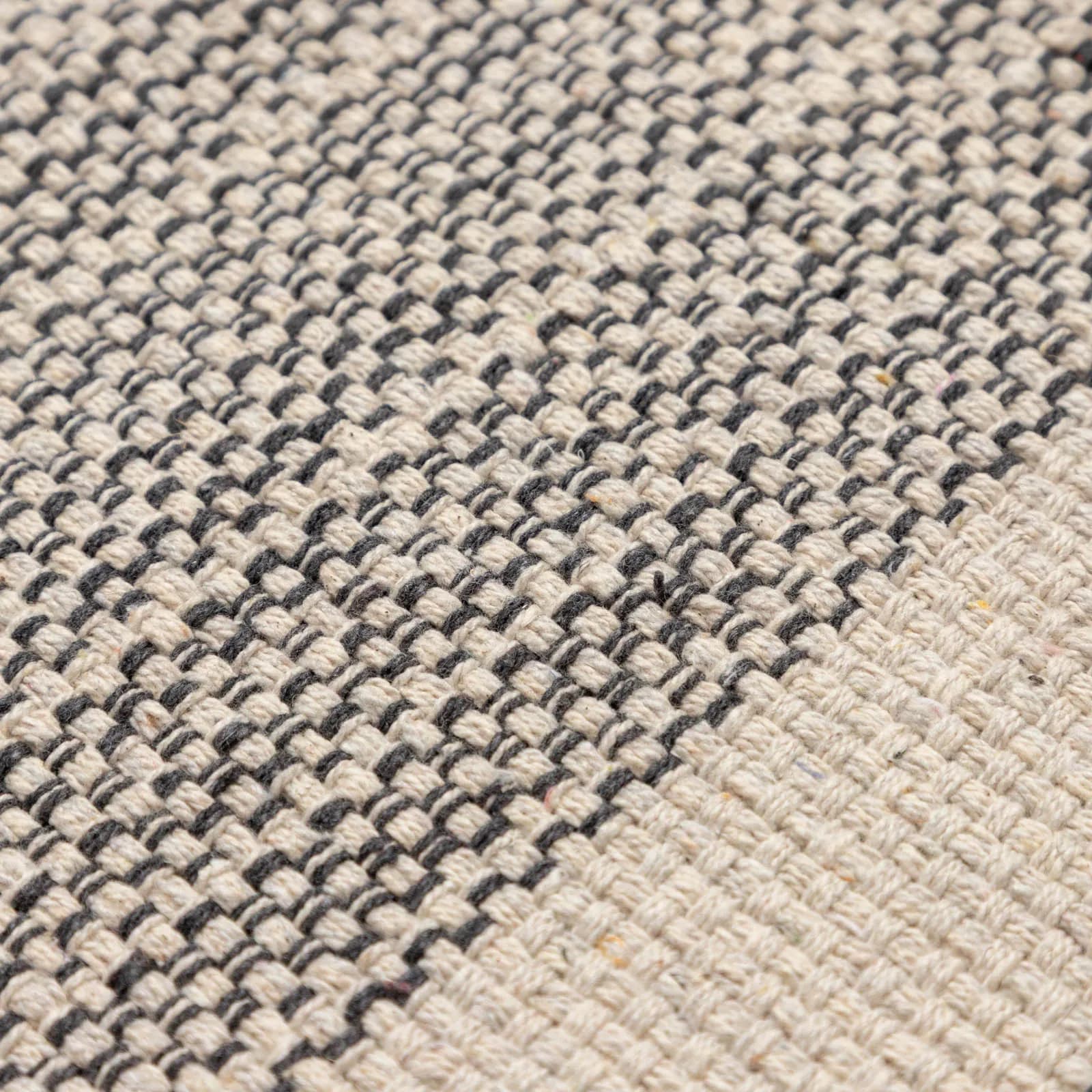 Tappeto 70x140 cm in cotone melange naturale e nero con frange