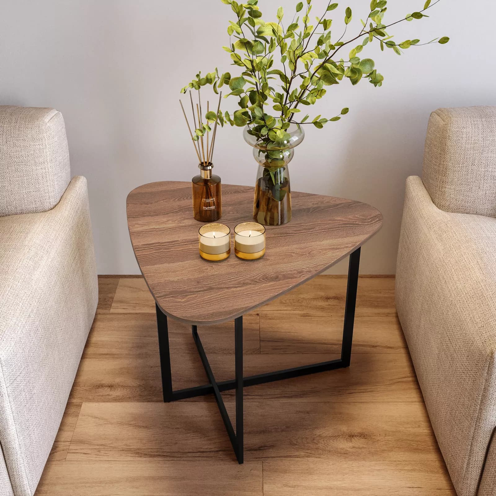 Tavolino triangolare 60x48h cm top in legno color castagno e gambe nere - Pebble