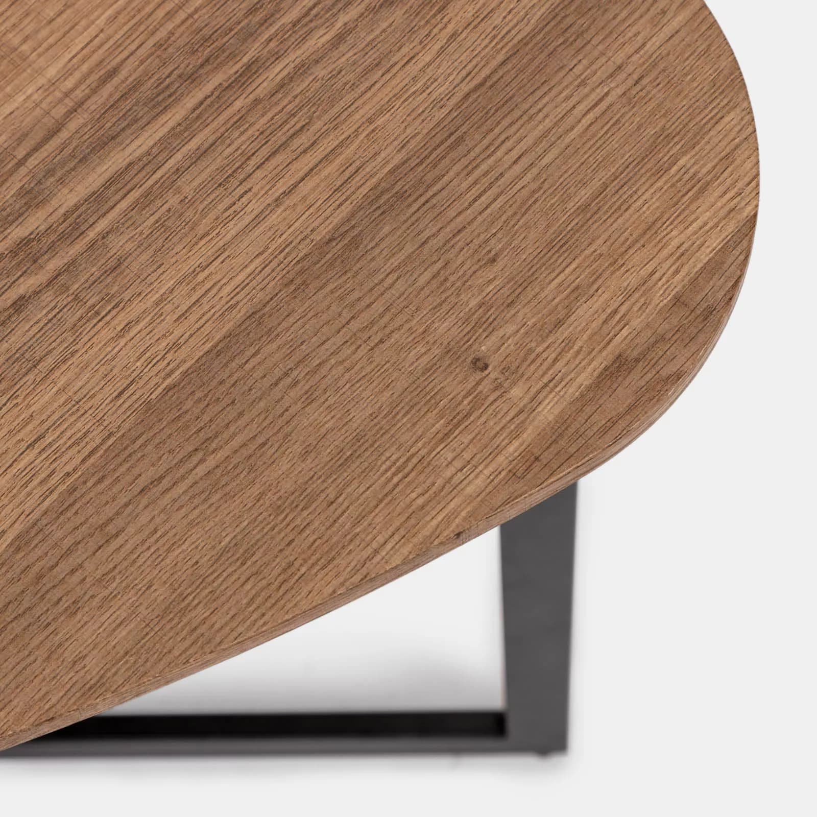 Tavolino triangolare 60x48h cm top in legno color castagno e gambe nere - Pebble