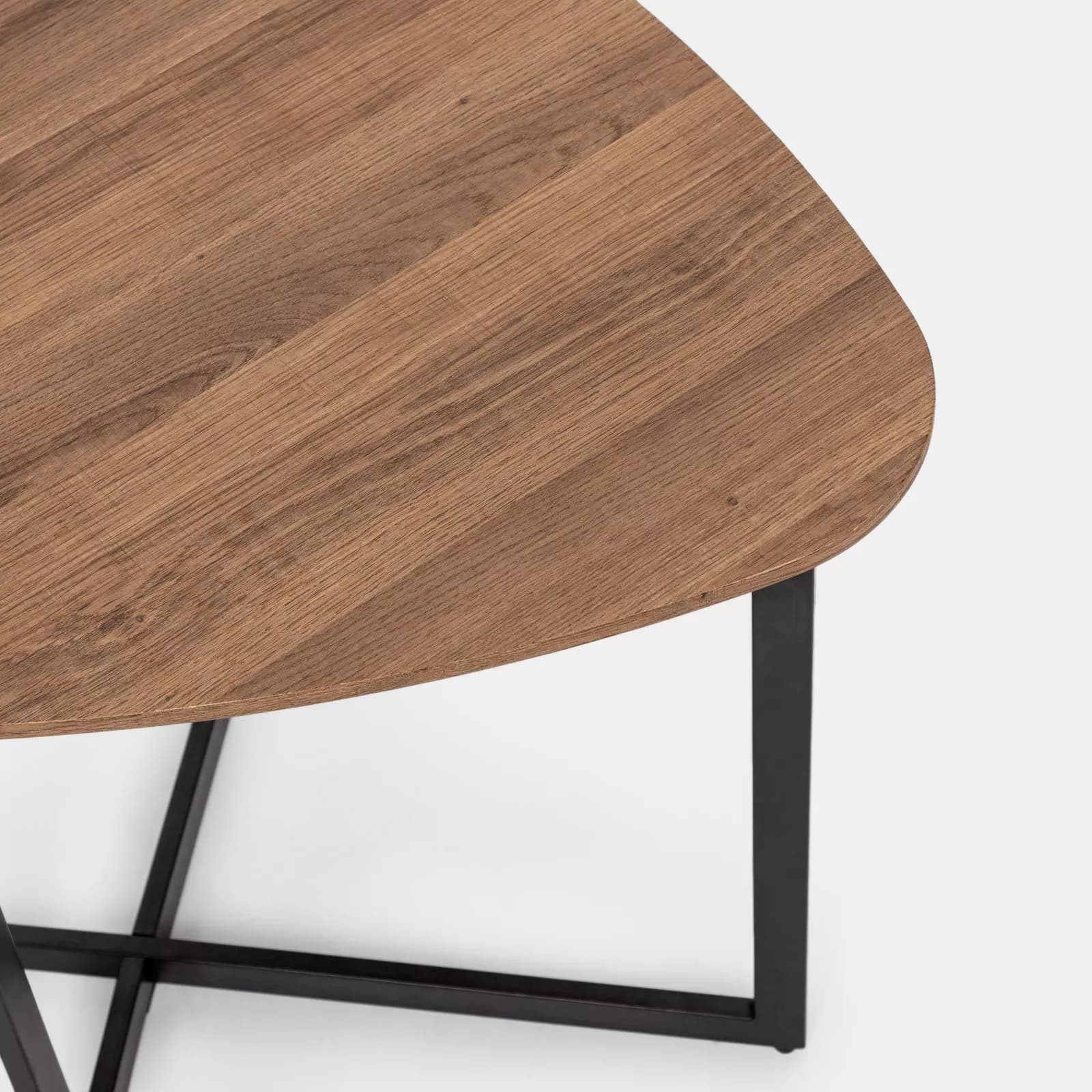 Tavolino triangolare 60x48h cm top in legno color castagno e gambe nere - Pebble