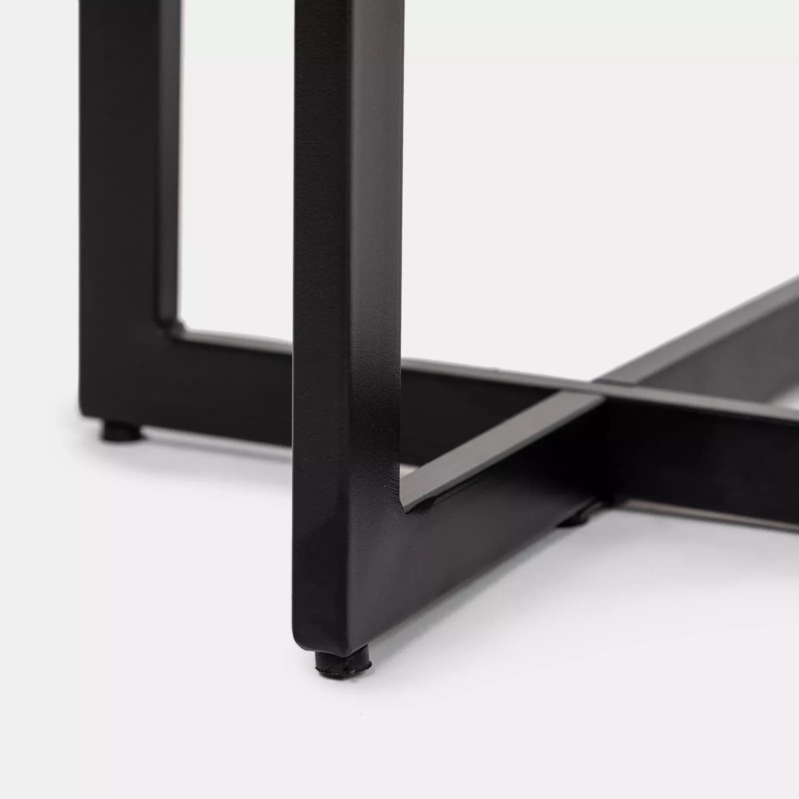 Tavolino triangolare 60x48h cm top in legno color castagno e gambe nere - Pebble