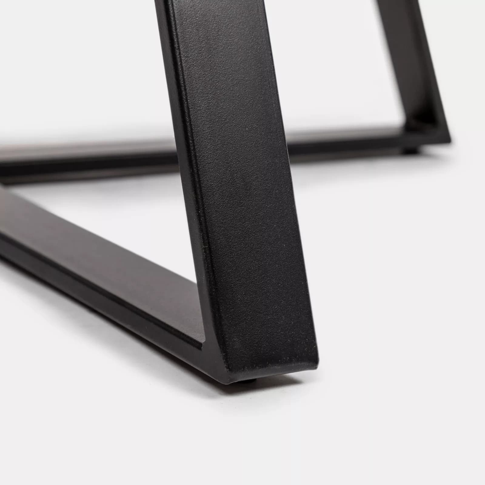 Tavolino rotondo 80 cm con piano in legno color castagno e gambe incrociate nere - Cage